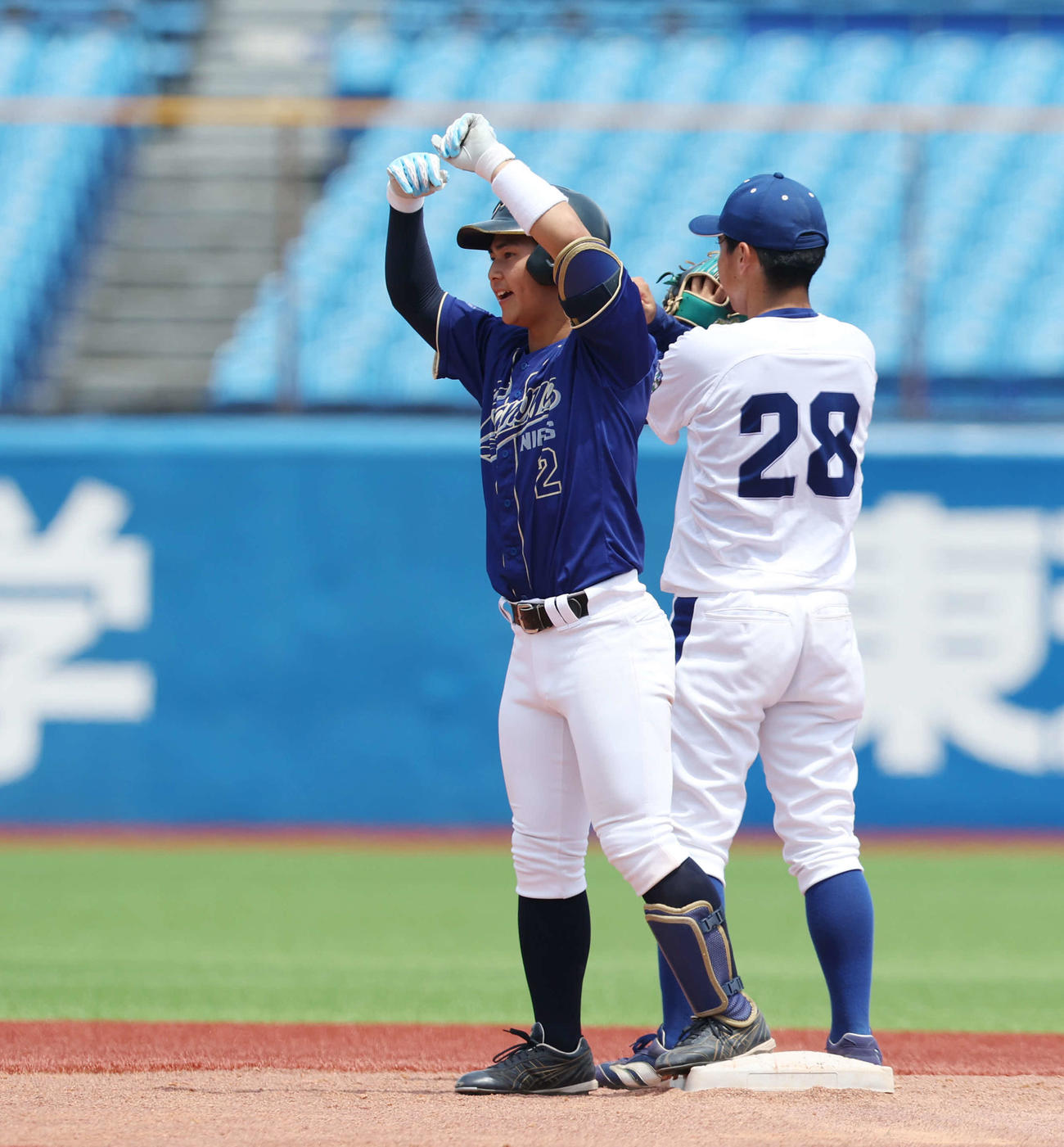 鹿屋体大対白鴎大　7回表鹿屋体大2死二塁、左適時二塁打を放ち、ポーズを取る川瀬（撮影・宮地輝）