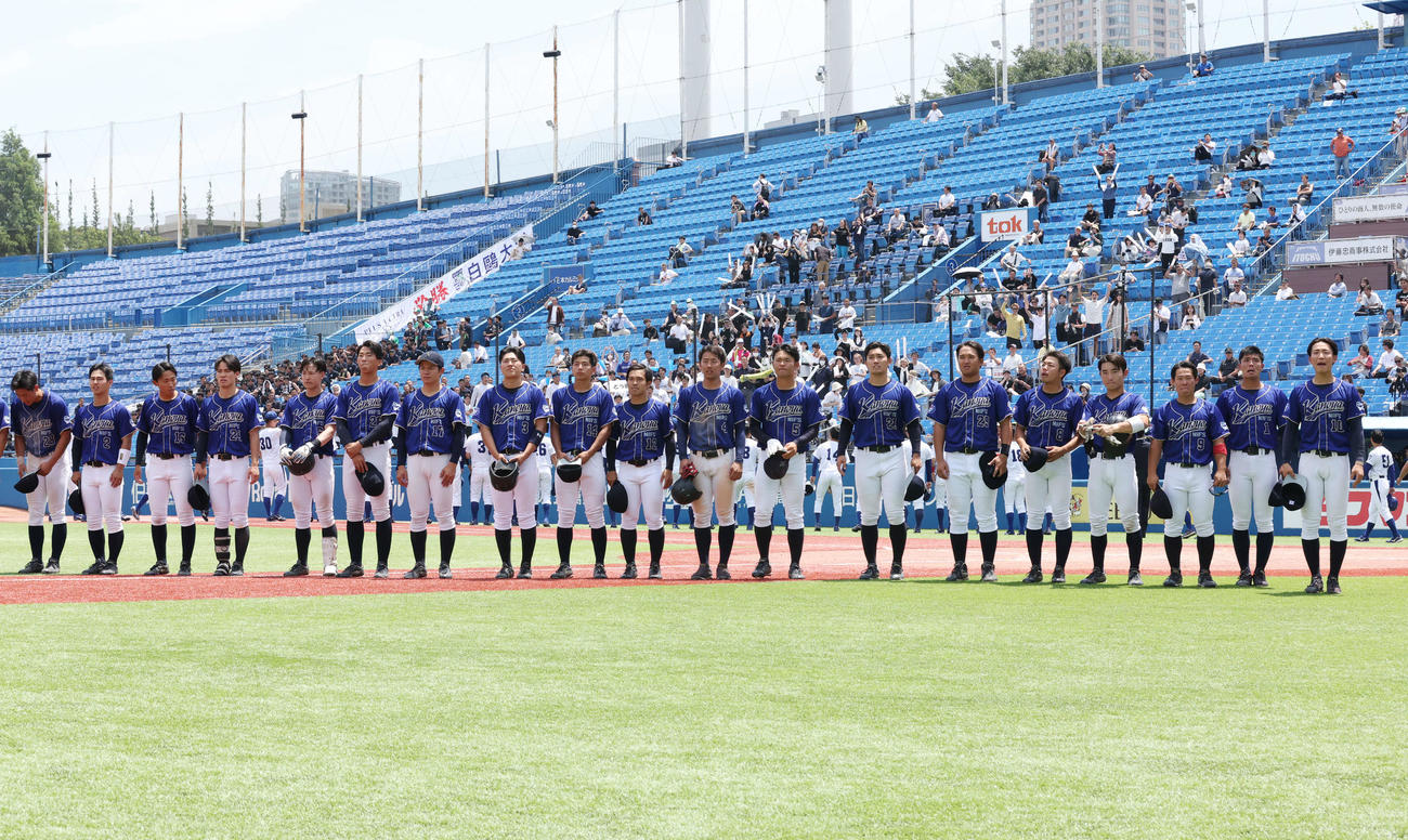 鹿屋体大対白鴎大　白鴎大に敗れ、スタンドへあいさつする鹿屋体大の選手たち（撮影・宮地輝）