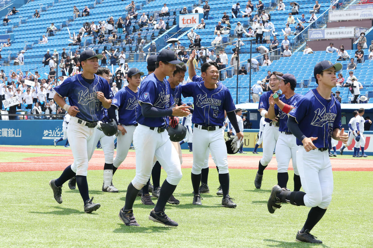 鹿屋体大対白鴎大　白鴎大に敗れるも、すがすがしい表情の鹿屋体大の選手たち（撮影・宮地輝）