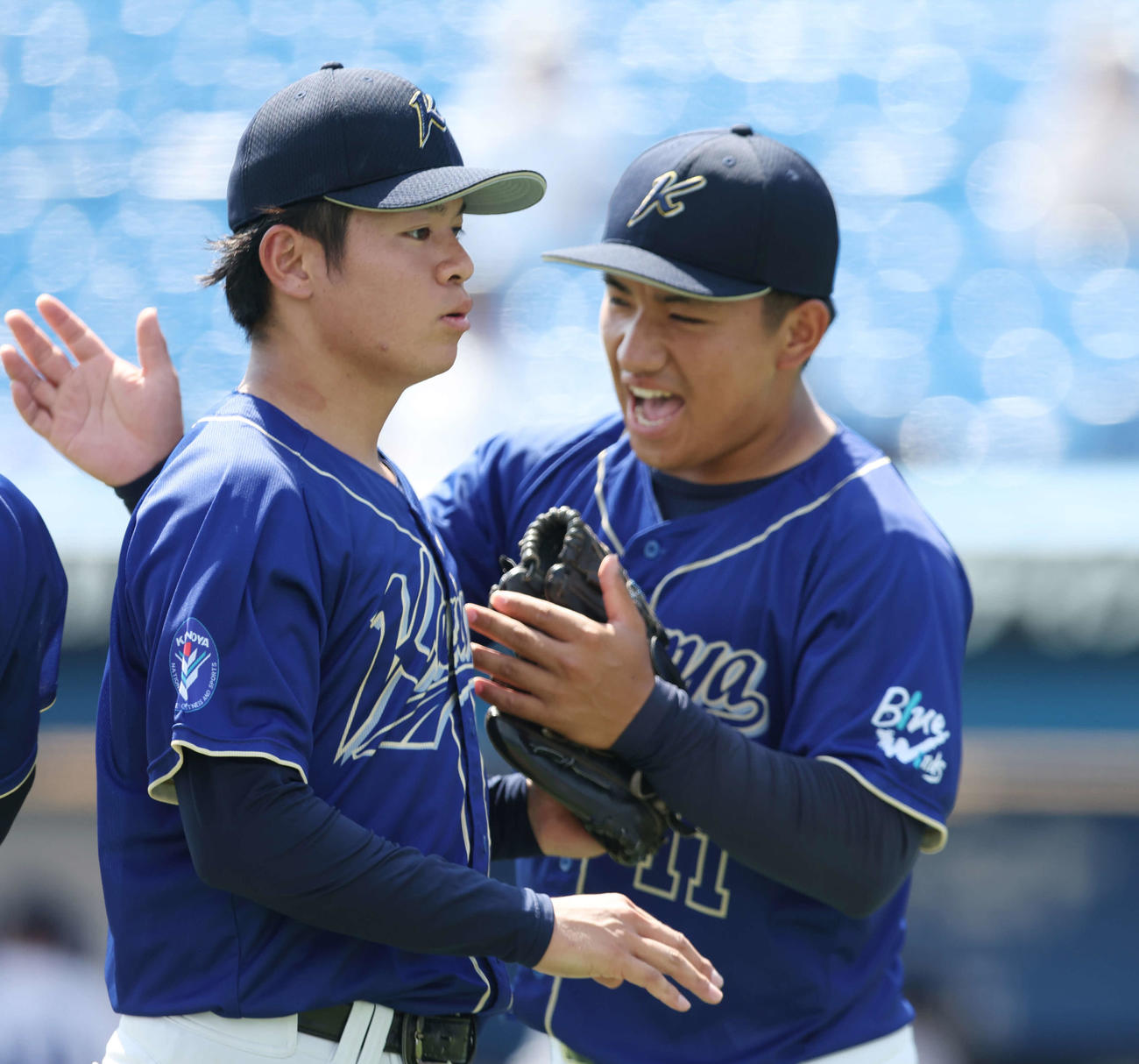 鹿屋体大対白鴎大　2回裏を無失点に抑え、チームメートとタッチを交わす鹿屋体大先発の小川（左）（撮影・宮地輝）