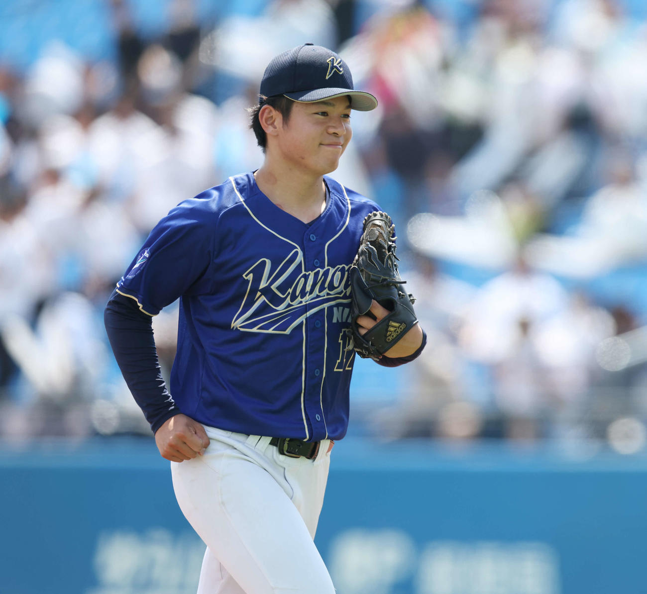 鹿屋体大対白鴎大　2回裏を無失点に抑え、笑顔でベンチに帰る鹿屋体大先発の小川（撮影・宮地輝）