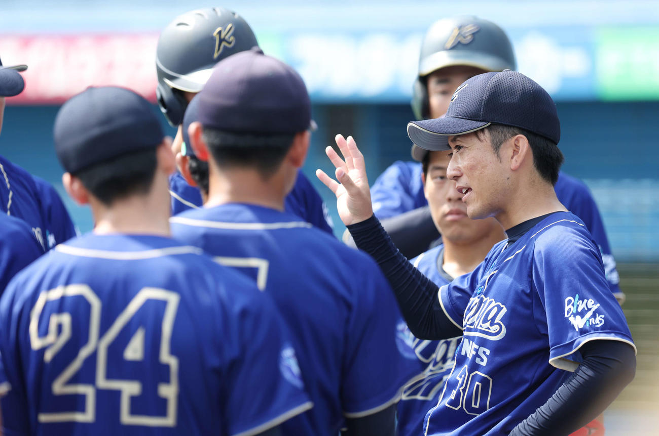 鹿屋体大対白鴎大　試合前、選手たちに声をかける鹿屋体大・藤井監督（撮影・宮地輝）