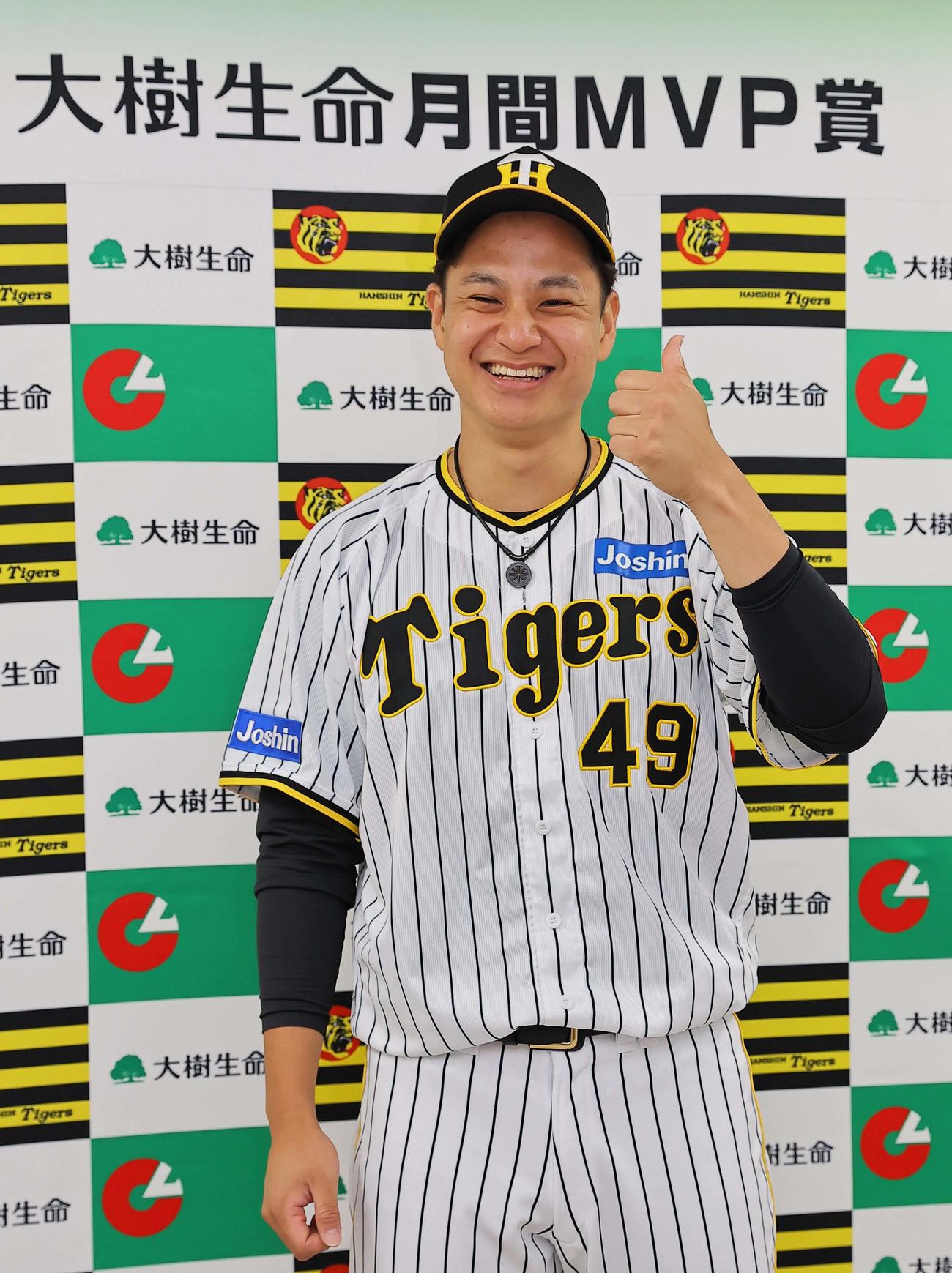 阪神対ロッテ　大樹生命月間MVP賞を受賞した大竹は笑顔でガッツポーズをする（撮影・上田博志）