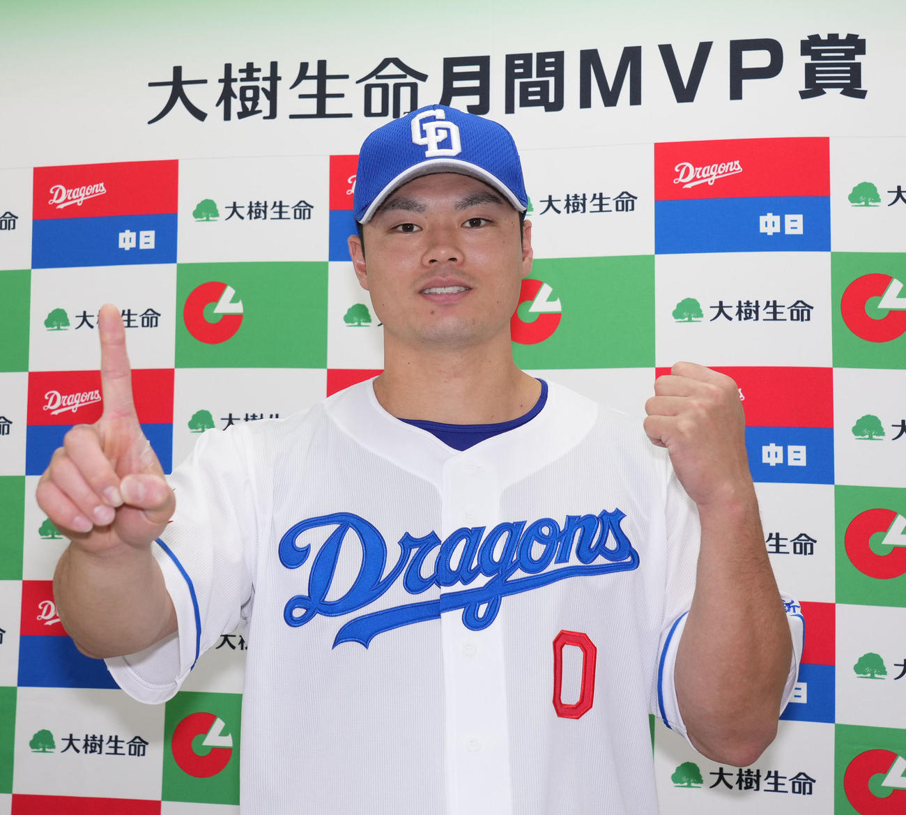 大樹生命5月度月間MVPを受賞しポーズを決める細川成也（撮影・森本幸一）