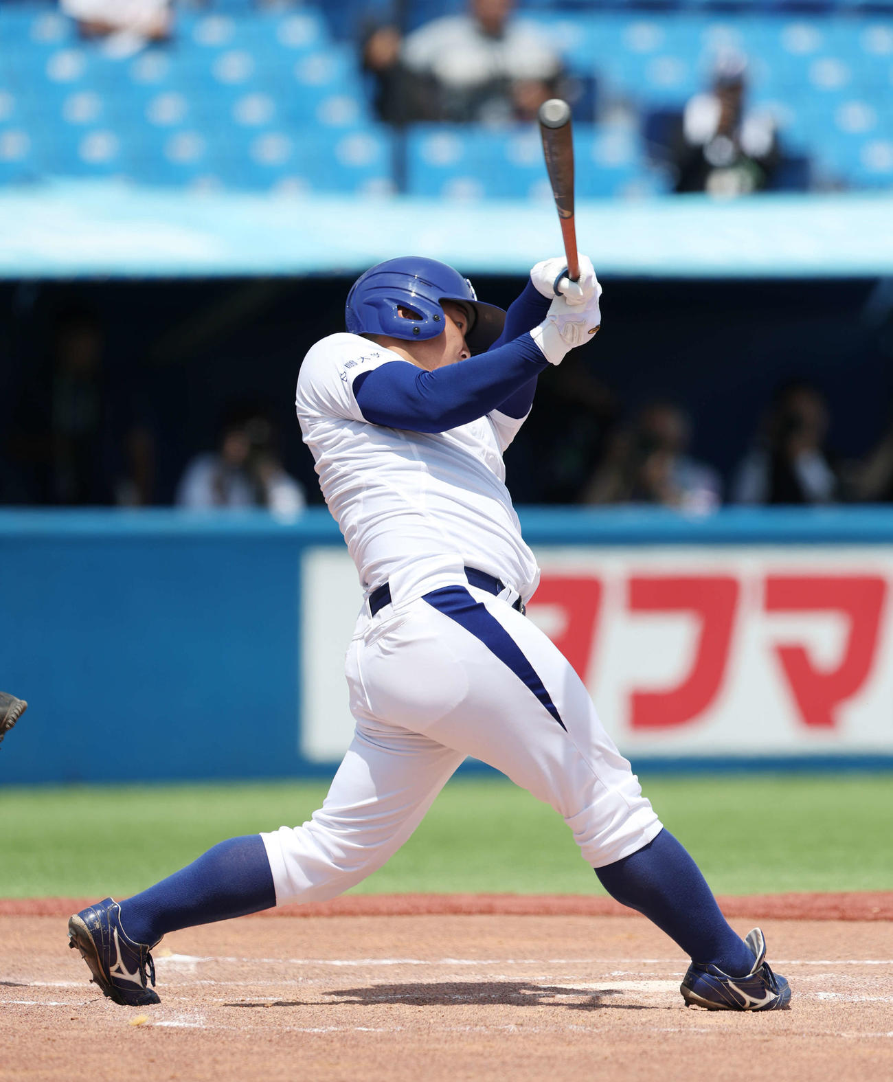 鹿屋体大対白鴎大　6回裏白鴎大1死一、三塁、一塁適時内野安打を放つ佐々木（撮影・宮地輝）