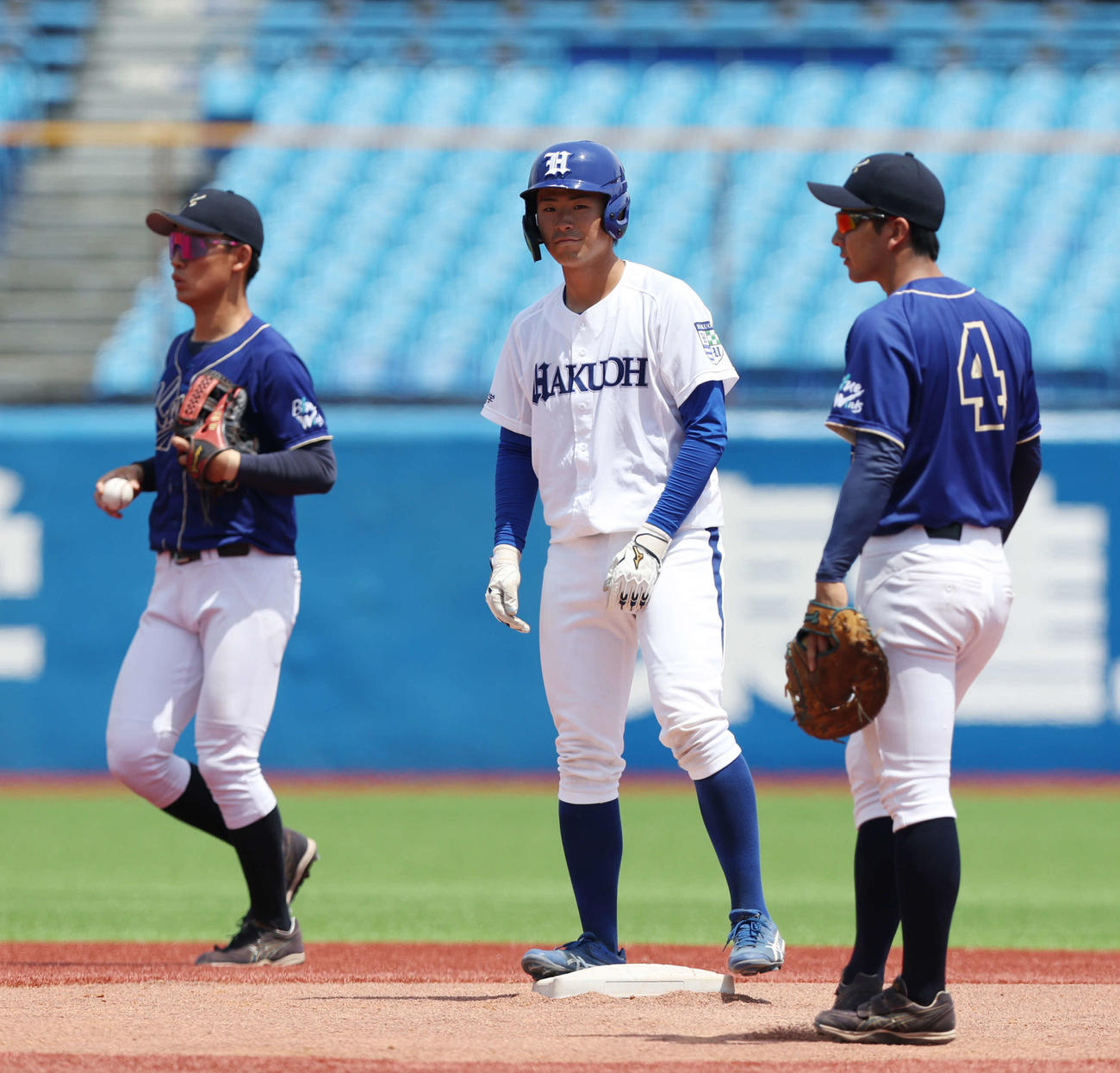 鹿屋体大対白鴎大　6回裏白鴎大2死一、二塁、右適時二塁打を放ち、笑顔の浅野（中央）（撮影・宮地輝）