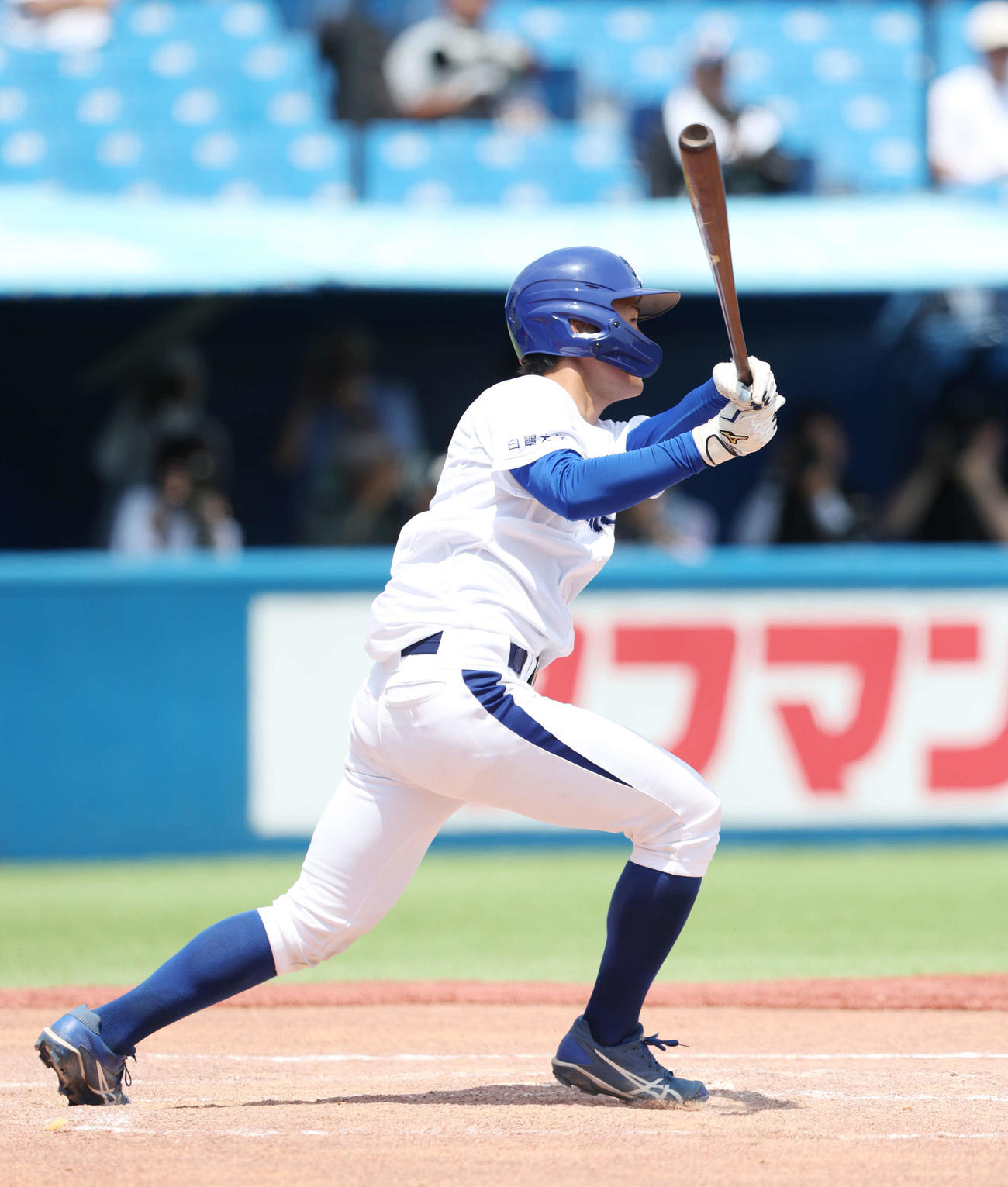 鹿屋体大対白鴎大　6回裏白鴎大2死一、二塁、右2点適時二塁打を放つ浅野（撮影・宮地輝）