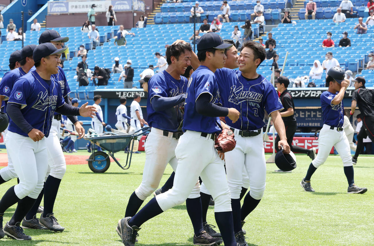 鹿屋体大対白鴎大　白鴎大に敗れるも、すがすがしい表情の鹿屋体大の選手たち（撮影・宮地輝）