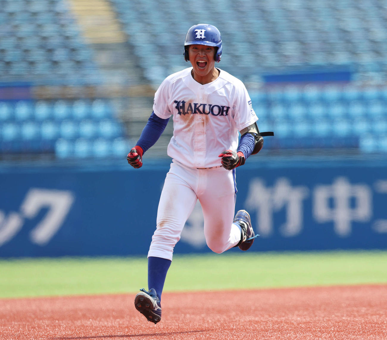 鹿屋体大対白鴎大　4回裏白鴎大無死、先制左越えソロ本塁打を放ち、雄たけびを上げてダイヤモンドを回る千葉（撮影・宮地輝）