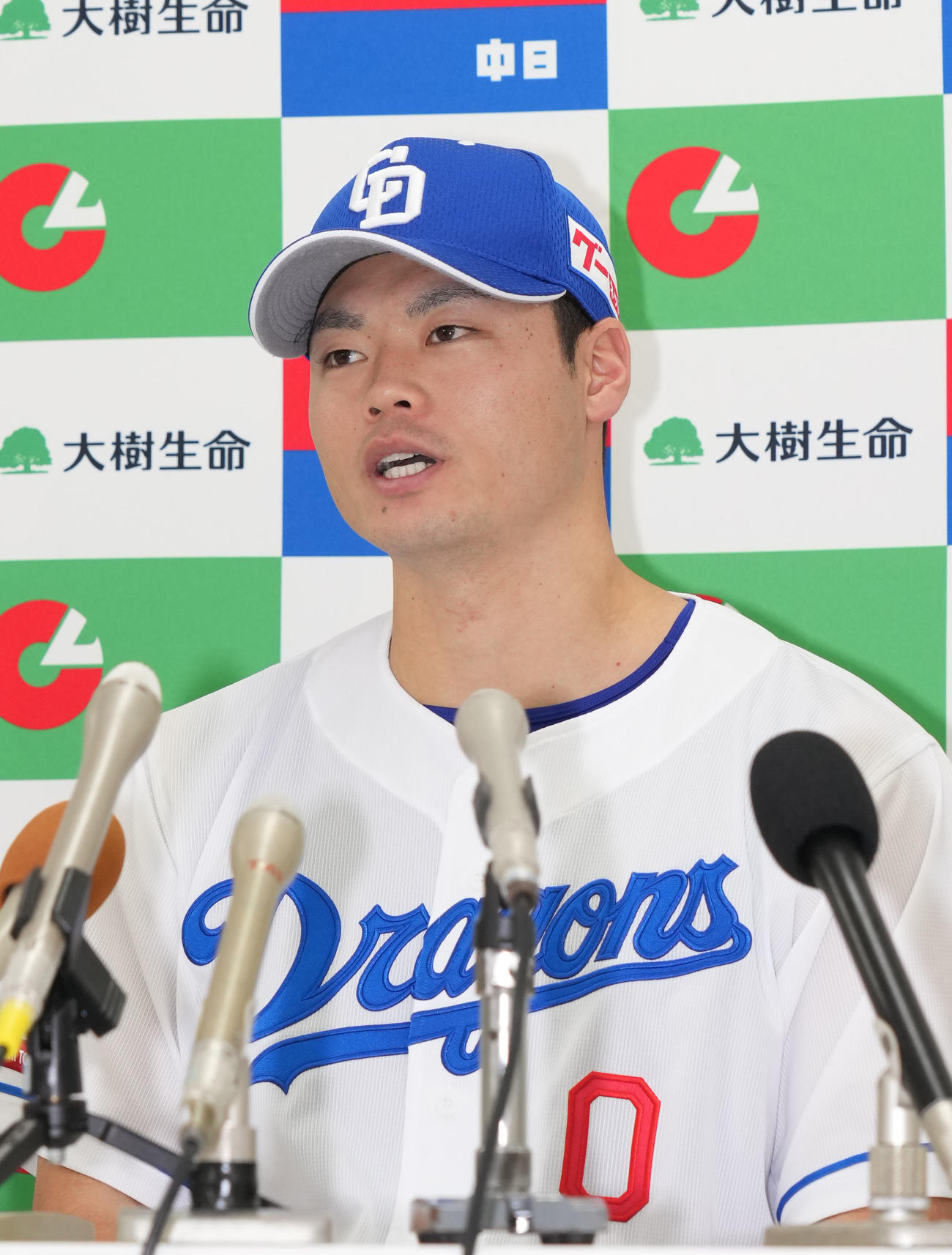 大樹生命5月度月間MVPを受賞し会見する細川成也（撮影・森本幸一）