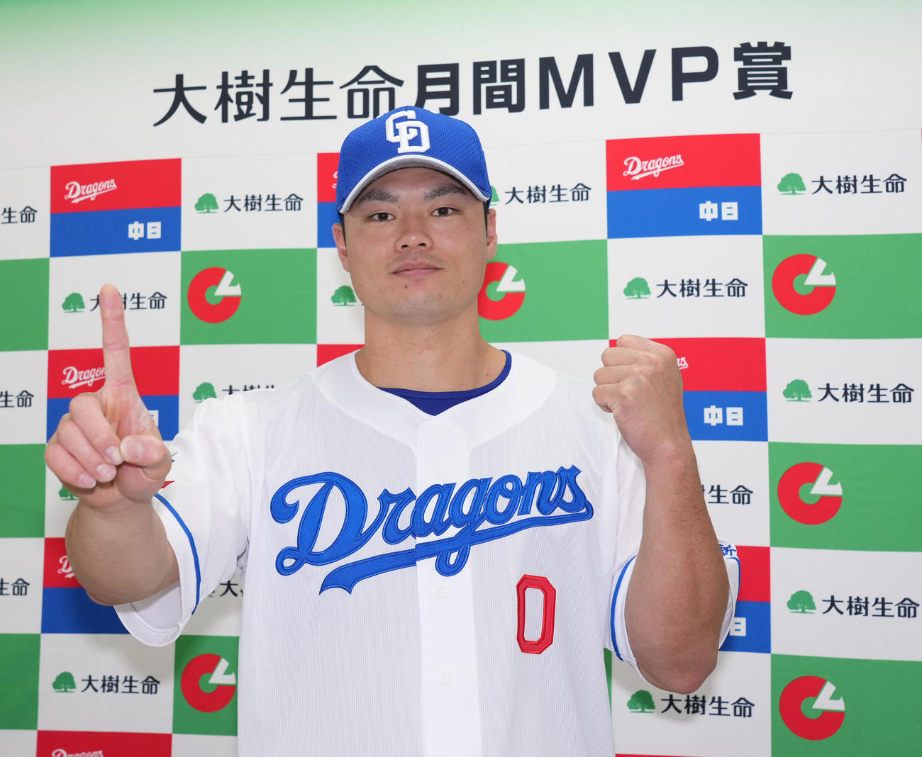 大樹生命5月度月間MVPを受賞しポーズを決める細川成也（撮影・森本幸一）