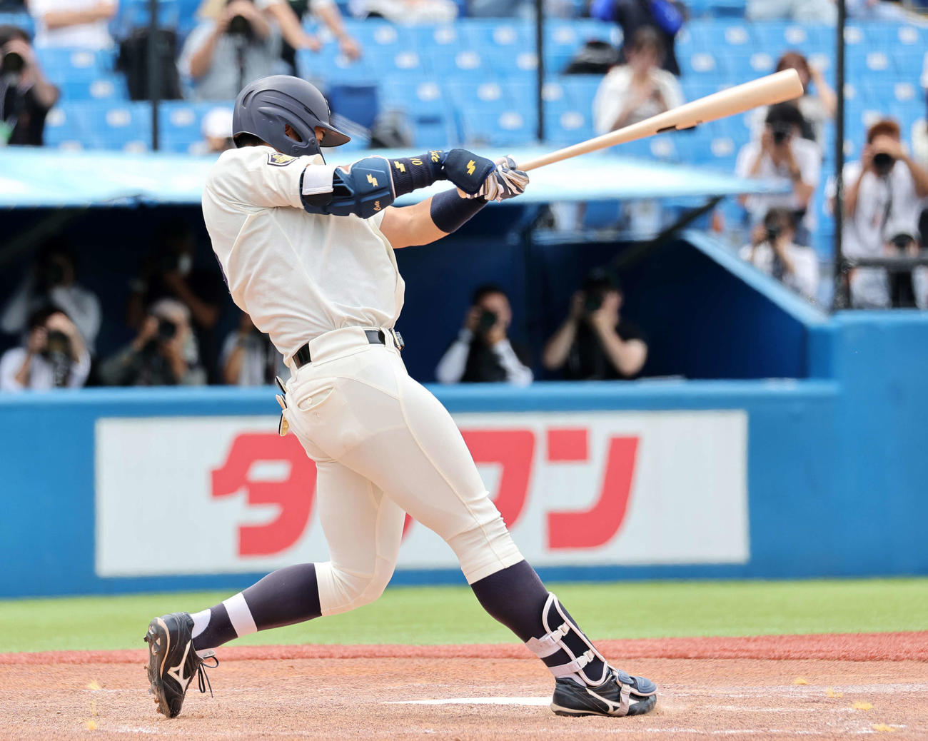 仙台大対明大　5回裏明大1死一、二塁、上田は左越え2点適時二塁打を放つ（撮影・鈴木正人）