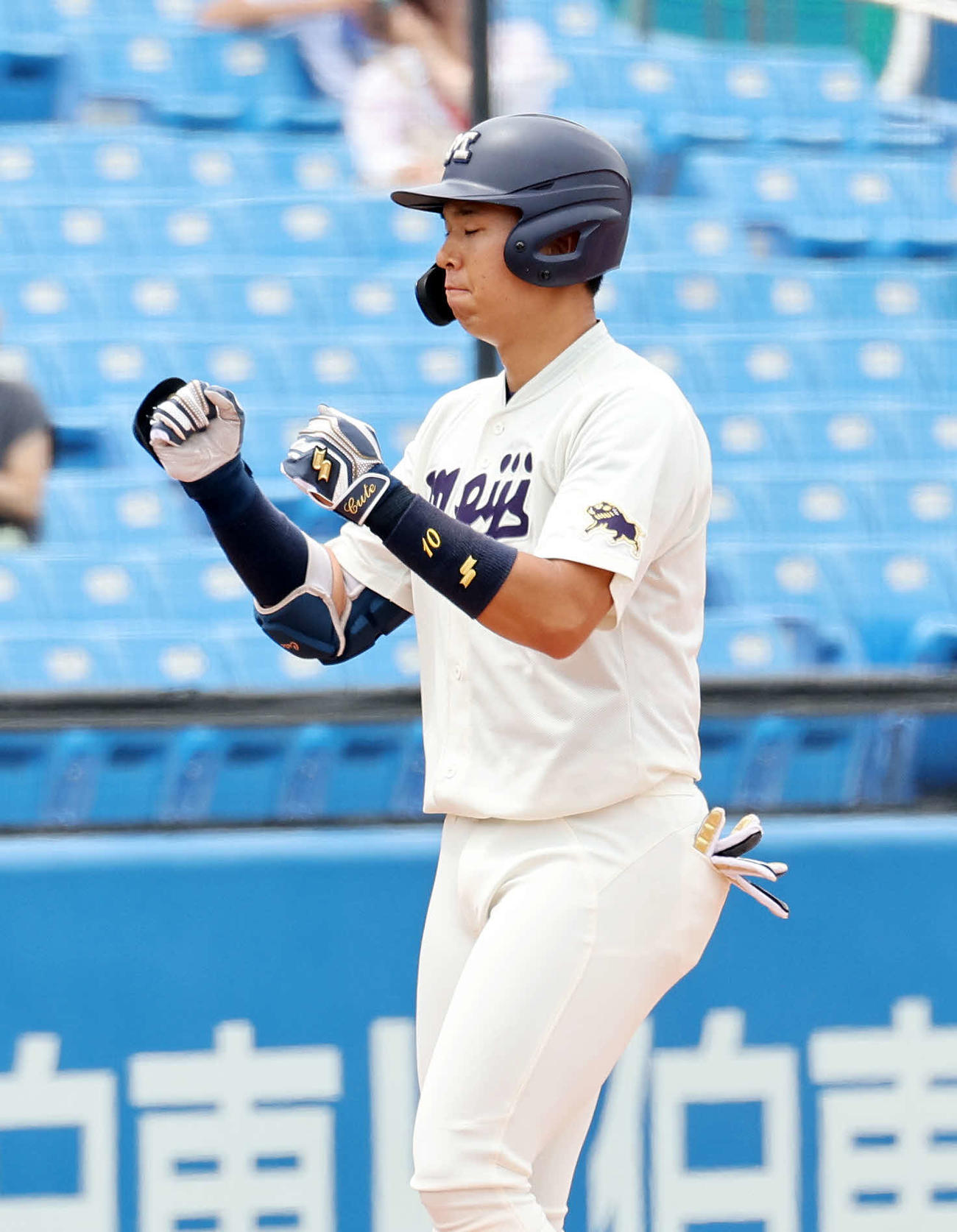 仙台大対明大　5回裏明大1死一、二塁、上田は左越え2点適時二塁打を放ちガッツポーズ（撮影・鈴木正人）