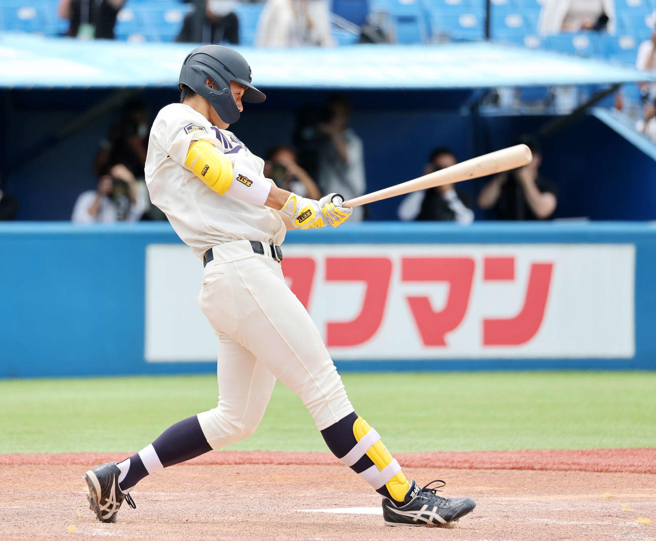 仙台大対明大　5回裏明大1死三塁、内海は中前適時打を放つ（撮影・鈴木正人）
