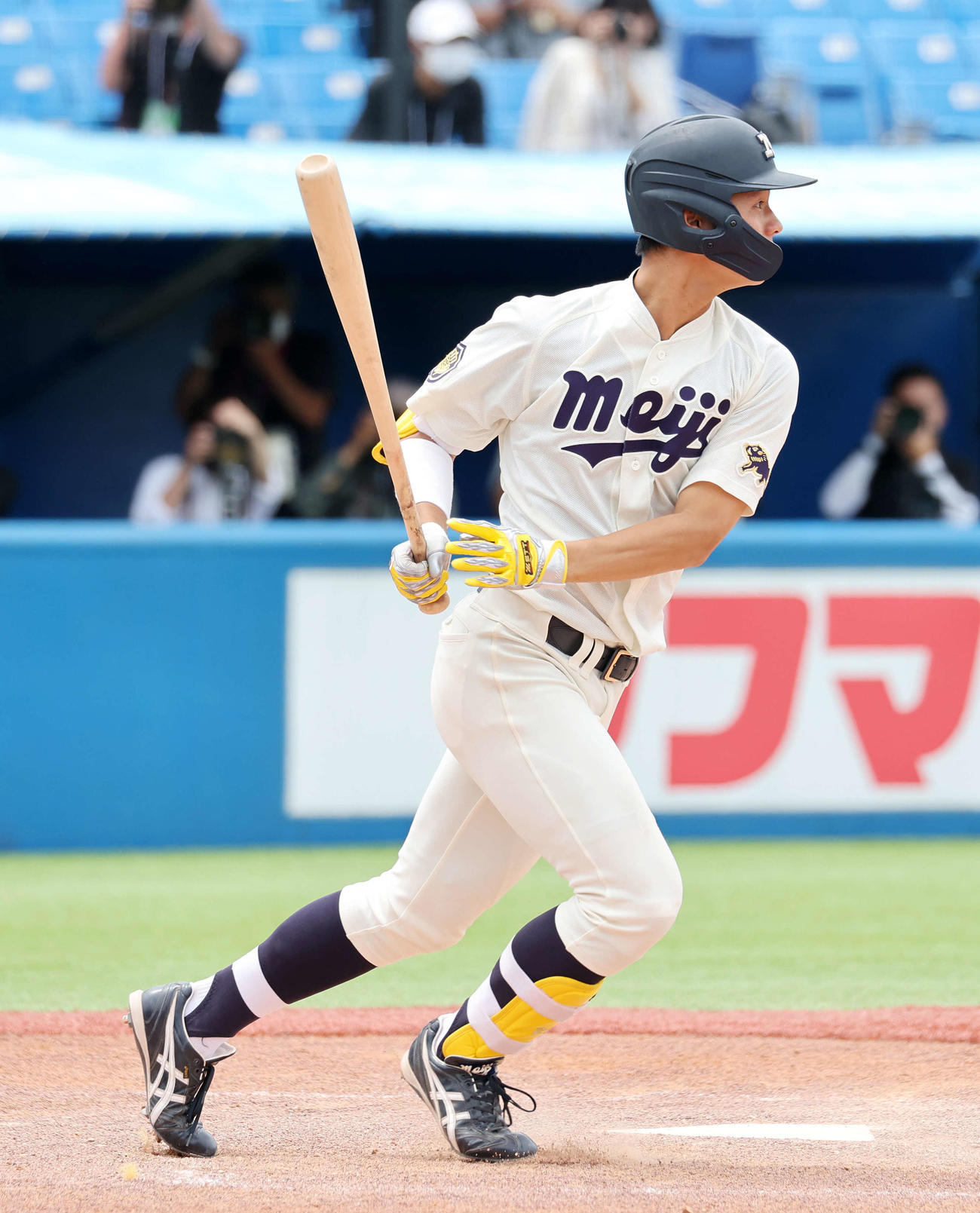 仙台大対明大　5回裏明大1死三塁、内海は中前適時打を放つ（撮影・鈴木正人）