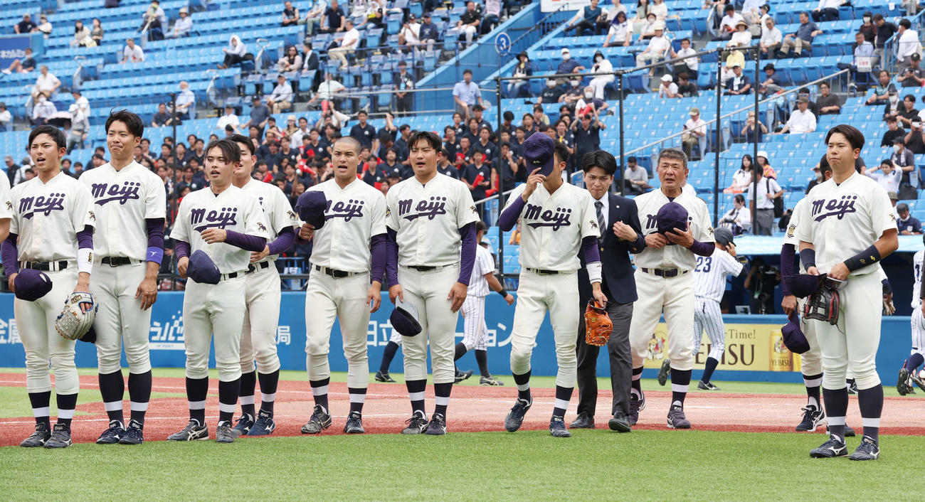 仙台大対明大　勝利し、スタンドへあいさつする明大の選手たち（撮影・宮地輝）
