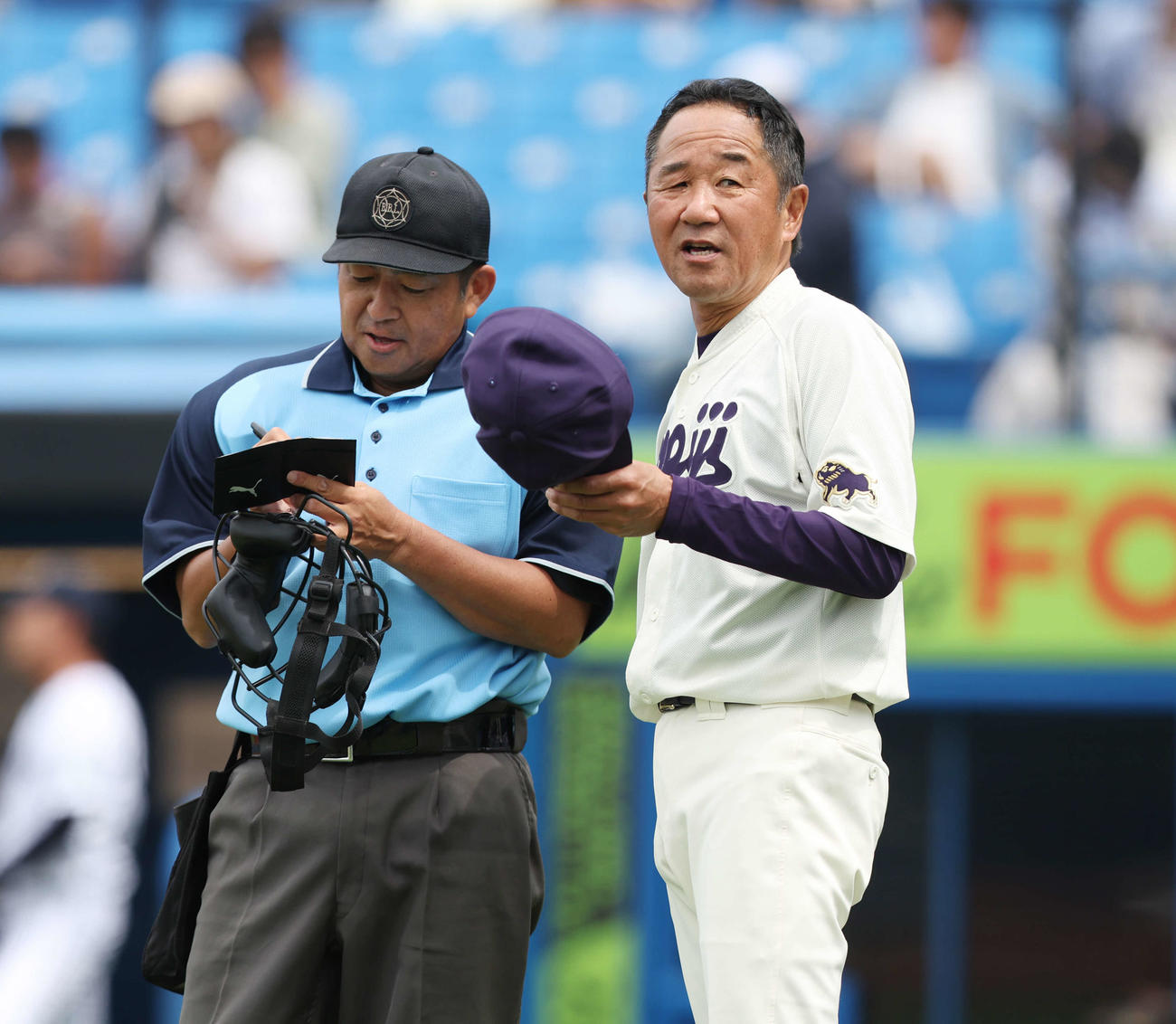 仙台大対明大　9回表、選手交代を審判に伝える明大・田中監督（右）（撮影・宮地輝）