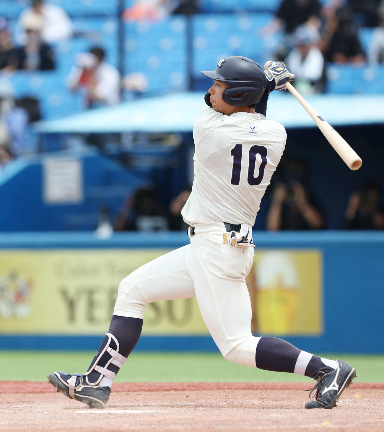 仙台大対明大　5回裏明大1死一、二塁、適時二塁打を放つ上田（撮影・宮地輝）