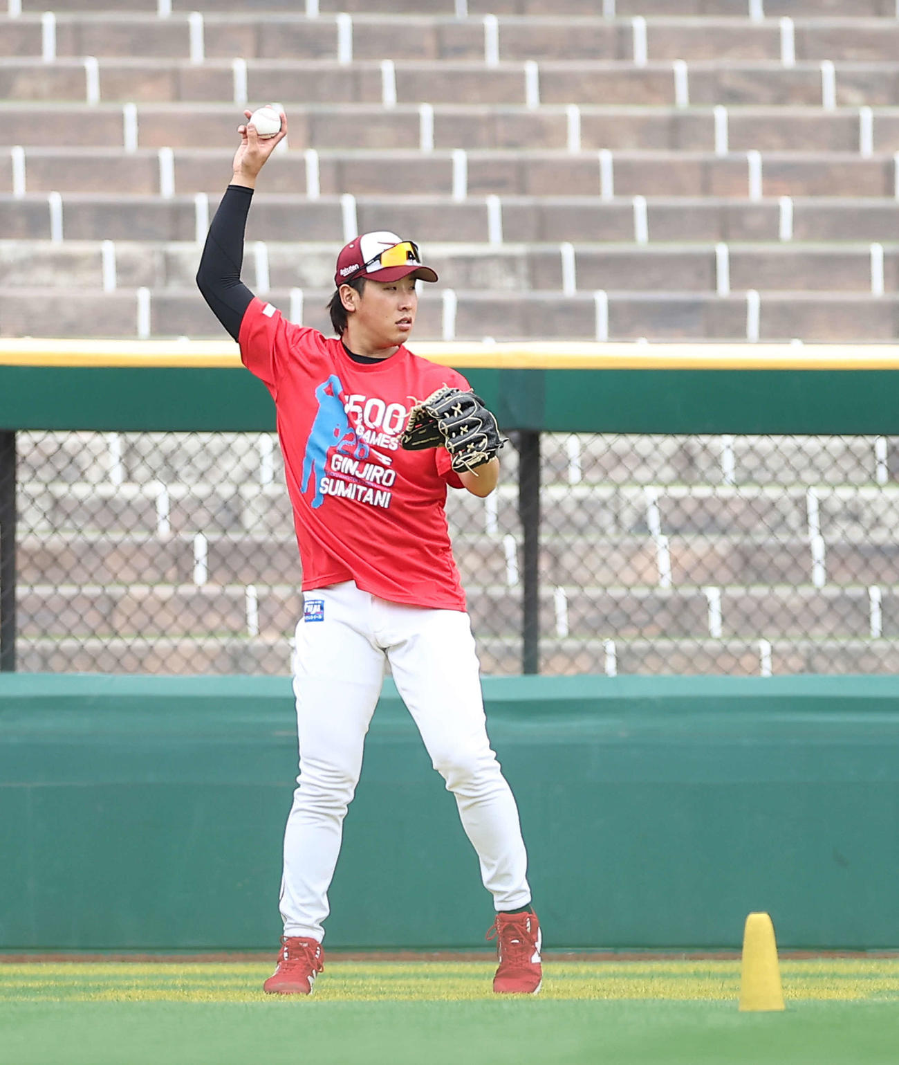 楽天対阪神　試合前、キャッチボールする楽天藤平（撮影・河田真司）