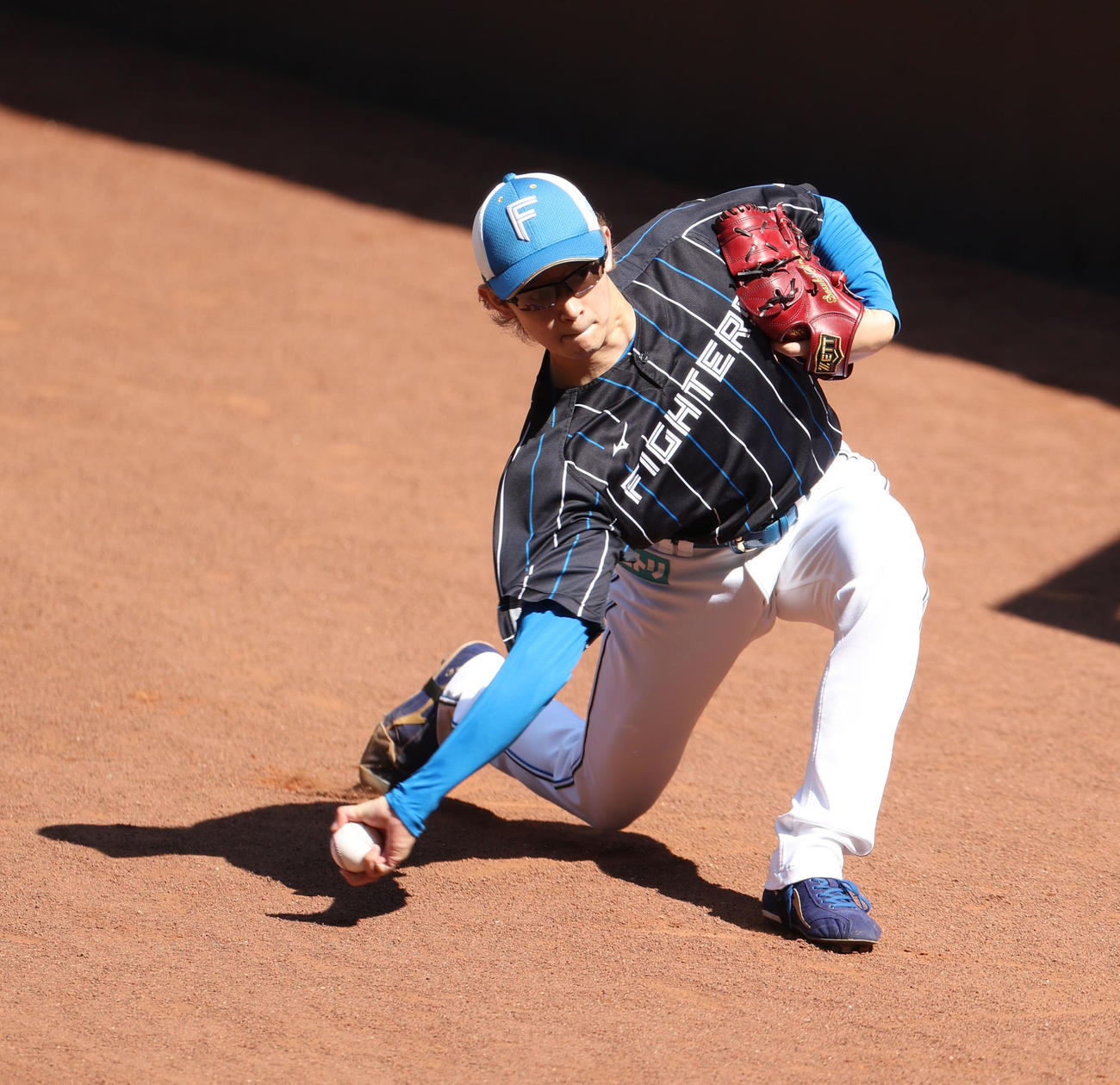 日本ハム対広島　試合前、キャッチボールをする日本ハム鈴木（撮影・佐藤翔太）