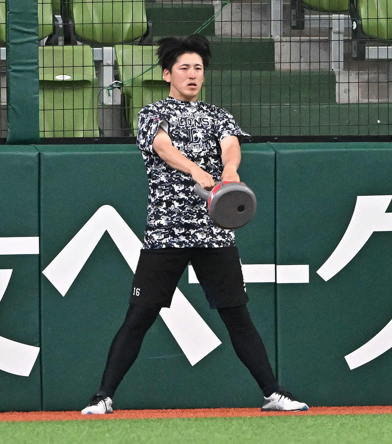 西武対中日　試合前練習で調整する西武隅田（撮影・滝沢徹郎）