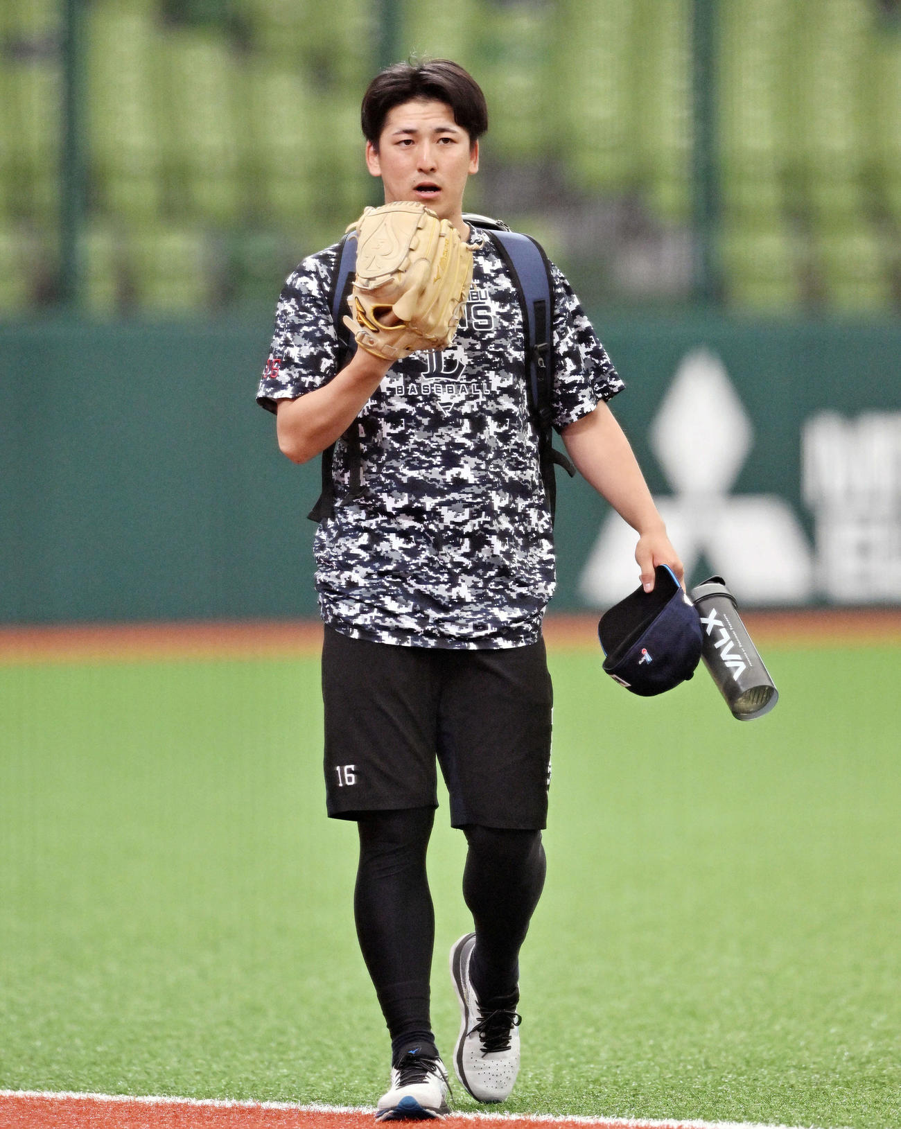 西武対中日　試合前練習を終え引き揚げる西武隅田（撮影・滝沢徹郎）