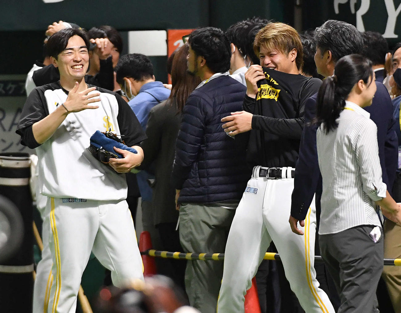 ソフトバンク対DeNA　工藤氏（右）と談笑する和田（左）と甲斐野（撮影・岩下翔太）