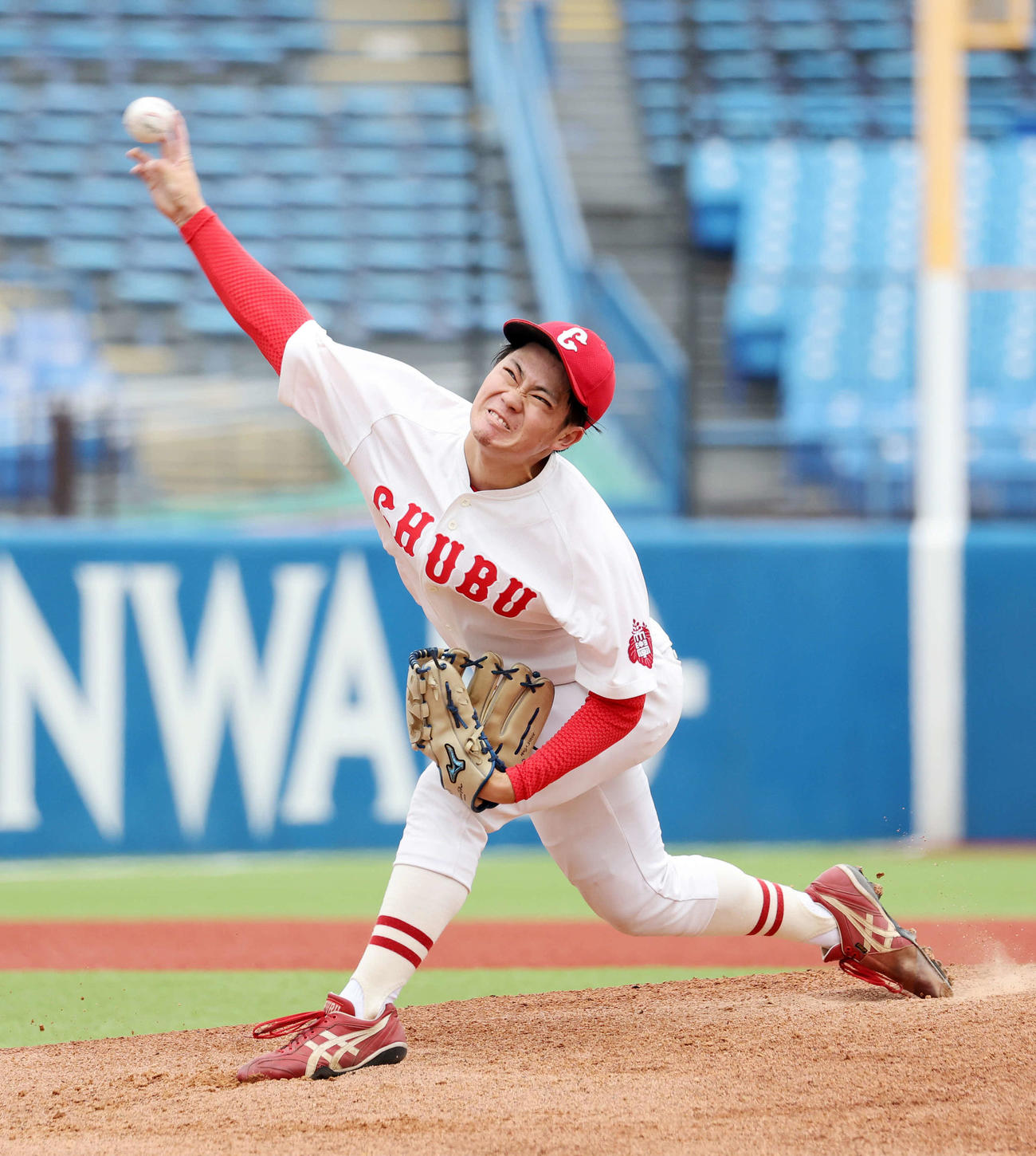 青学大対中部学院大　力投する中部学院大先発の小川（撮影・鈴木正人）