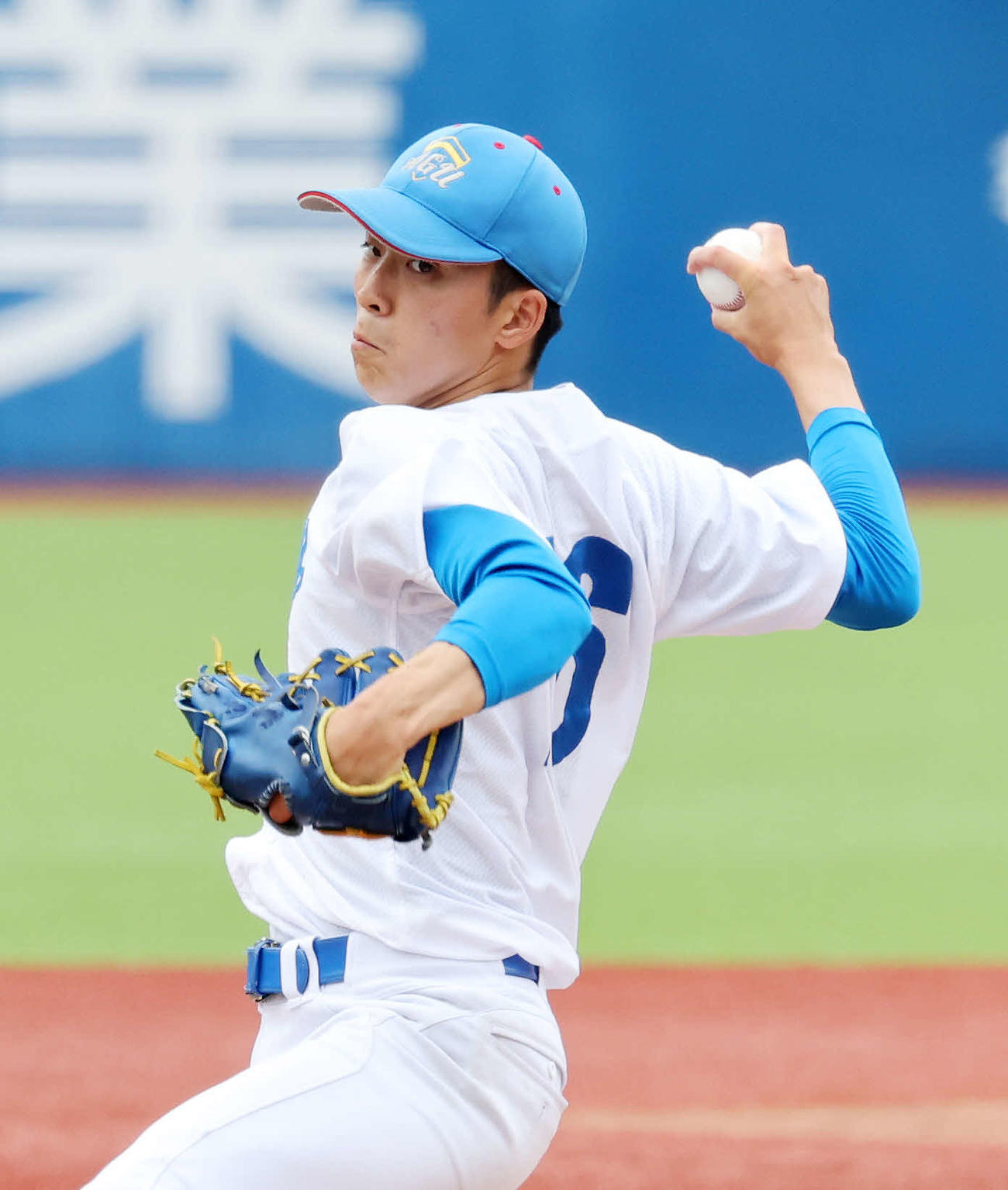 青学大対中部学院大　力投する青学大先発の常広（撮影・鈴木正人）