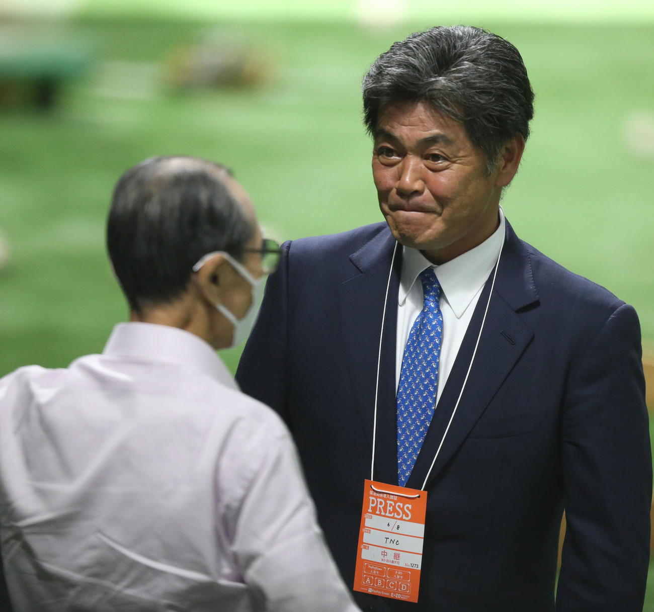 王球団会長(左)と話をする工藤前監督（撮影・冨田成美）