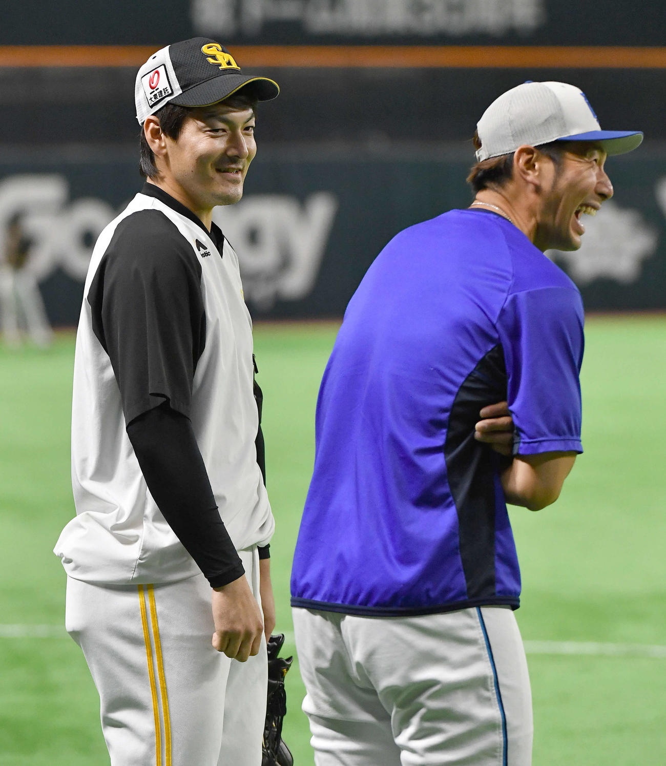 ソフトバンク対DeNA DeNA大田（右）と談笑するソフトバンク有原（撮影・岩下翔太）