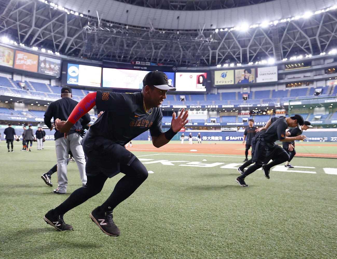オリックス対巨人　ダッシュする巨人オコエ（左）（撮影・藤尾明華）