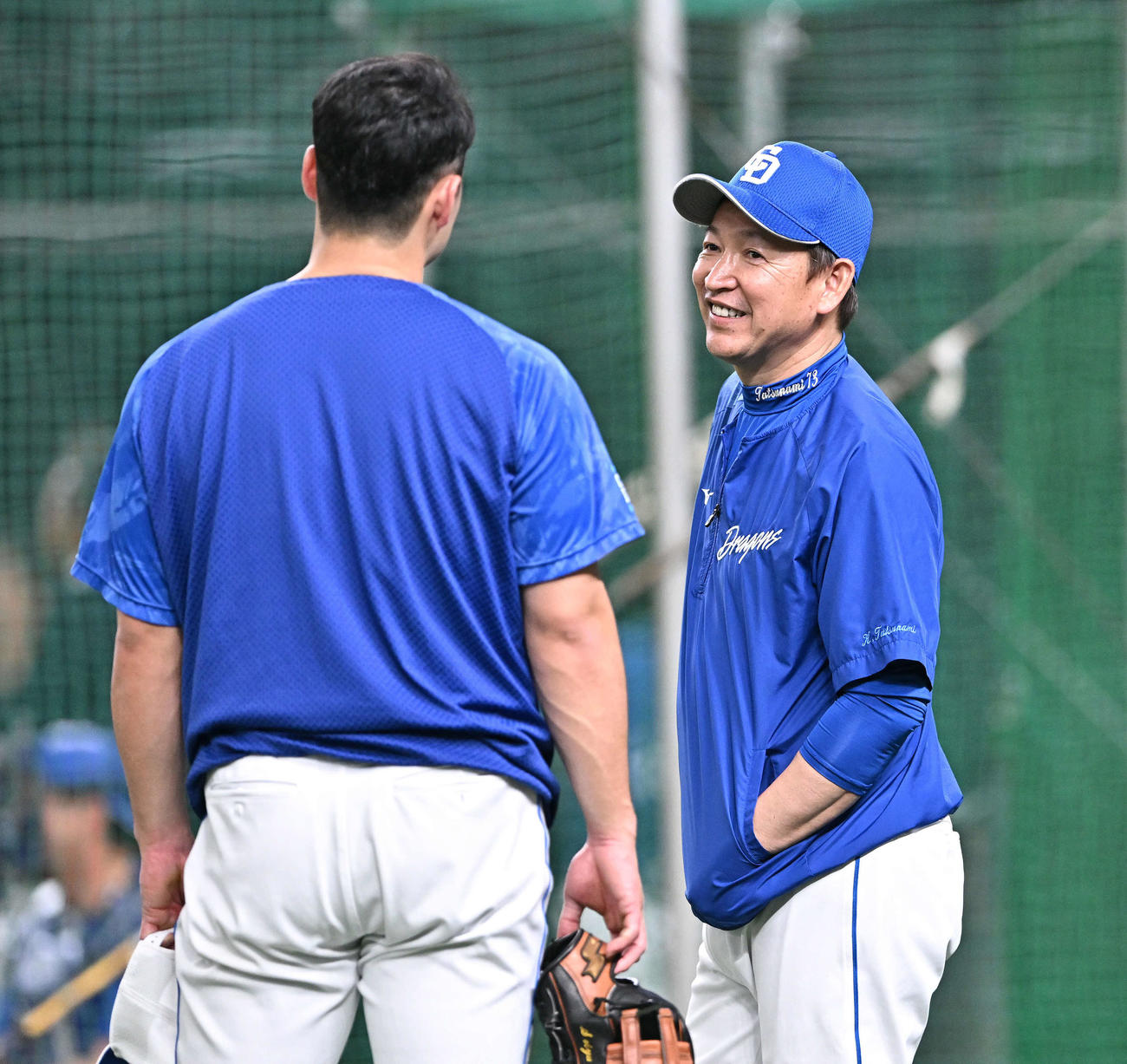 西武対中日　試合前練習で中日立浪監督（右）は細川と話す（撮影・滝沢徹郎）
