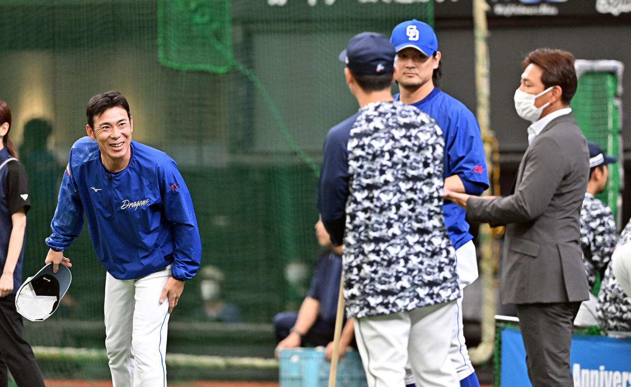 西武対中日　試合前練習で談笑する中日荒木コーチ（左）。左から2人目から西武松井監督、中日涌井、井端氏（撮影・滝沢徹郎）
