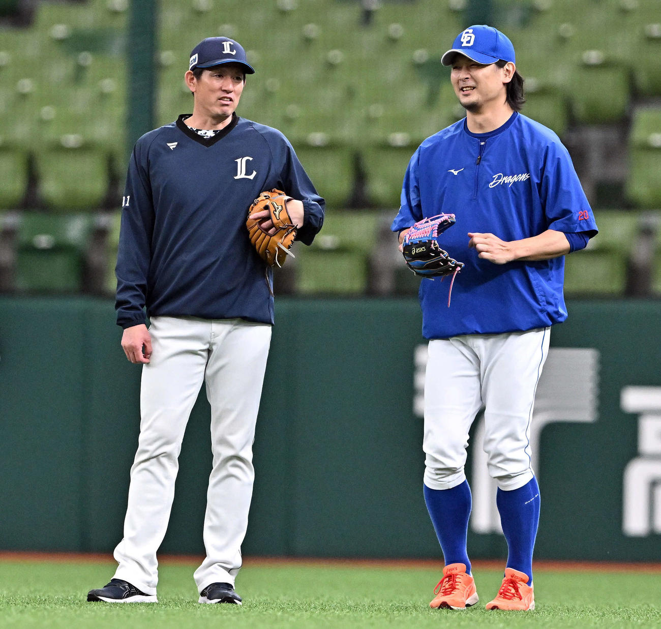 西武対中日　試合前練習で談笑する西武豊田投手コーチ（左）と中日涌井（撮影・滝沢徹郎）
