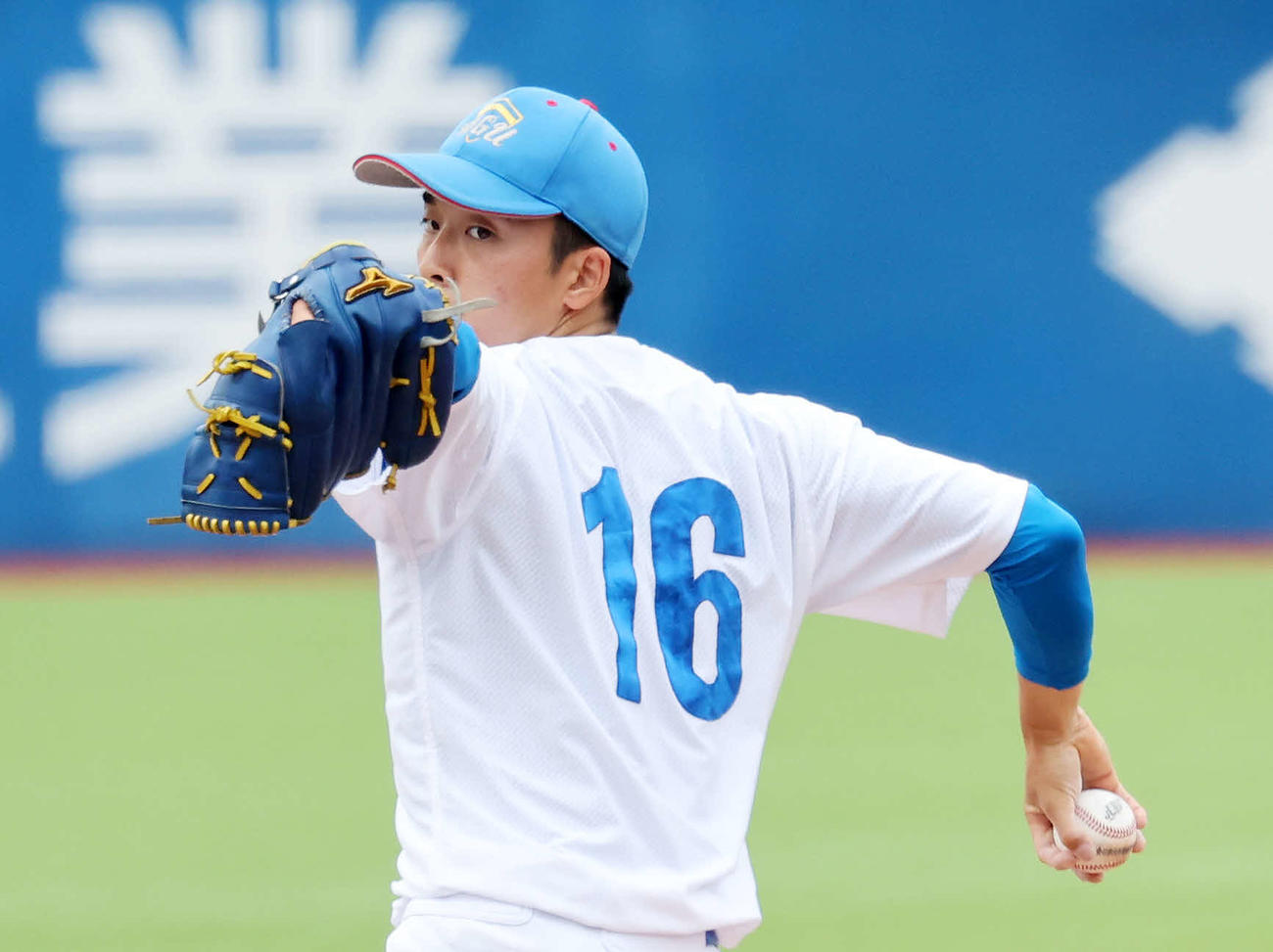 青学大対中部学院大　力投する青学大先発の常広（撮影・鈴木正人）