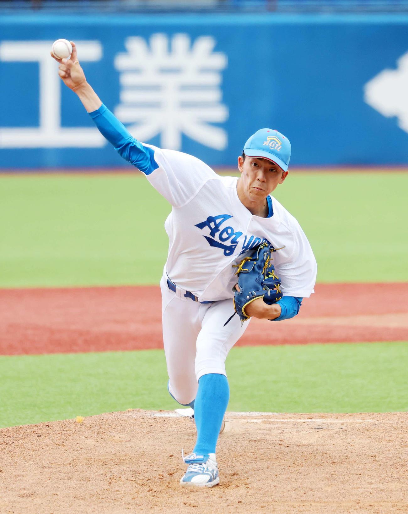 青学大対中部学院大　力投する青学大先発の常広（撮影・鈴木正人）