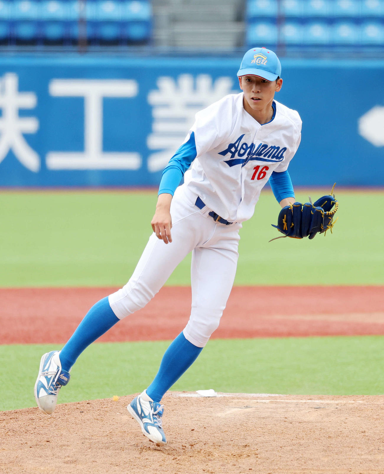 青学大対中部学院大　力投する青学大先発の常広（撮影・鈴木正人）