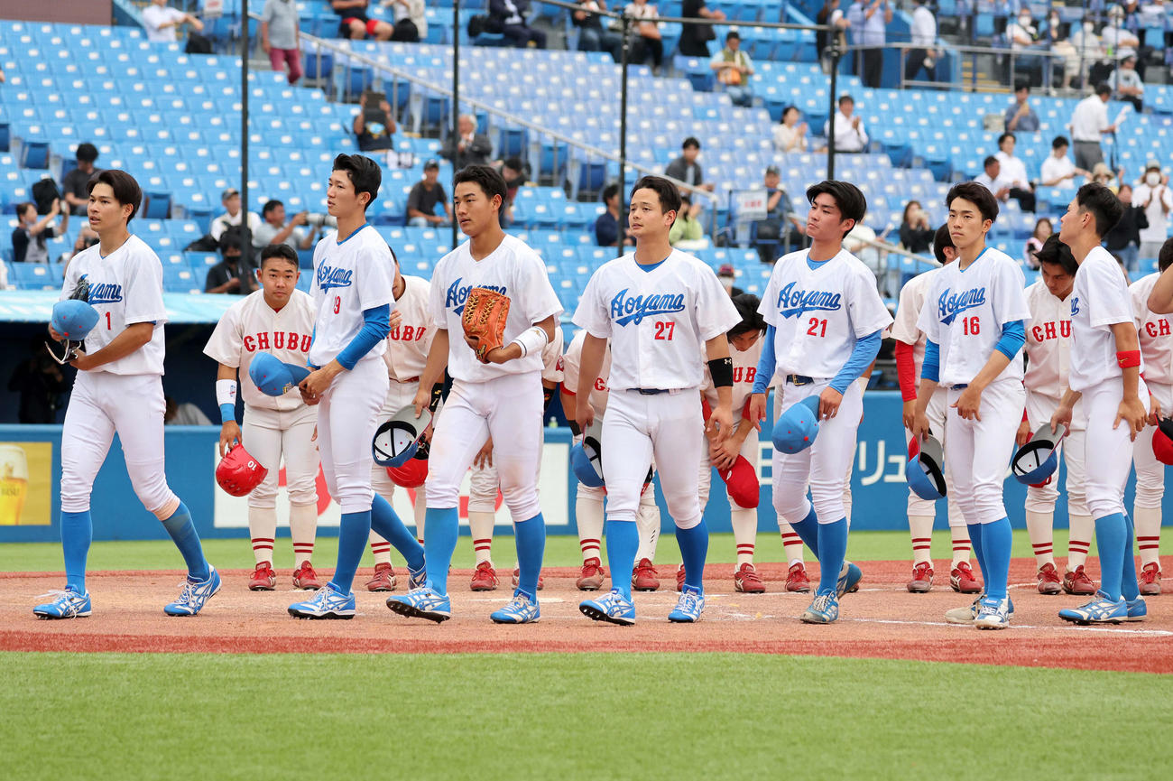 青学大対中部学院大　勝利し引き揚げる青学大の選手たち（撮影・鈴木正人）