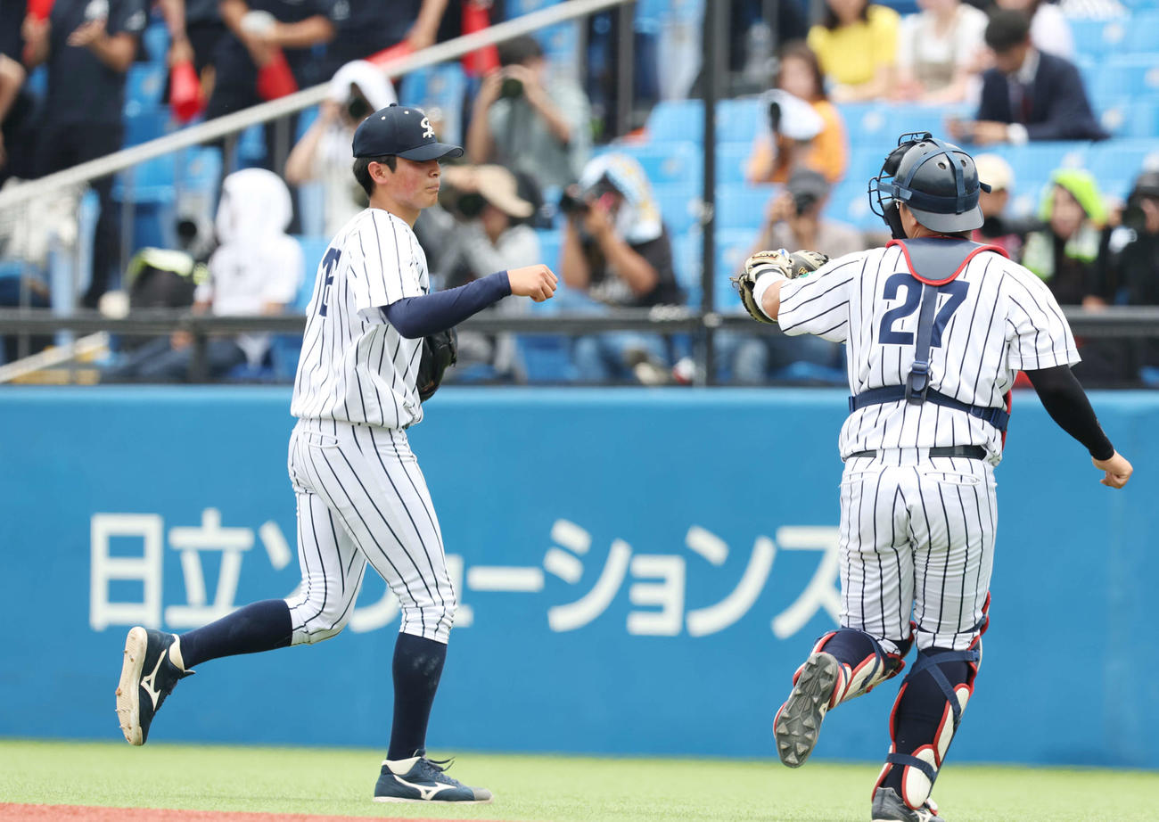 仙台大対明大　3回裏を無失点に抑え、仙台大・坂口（右）とタッチする佐藤（撮影・宮地輝）