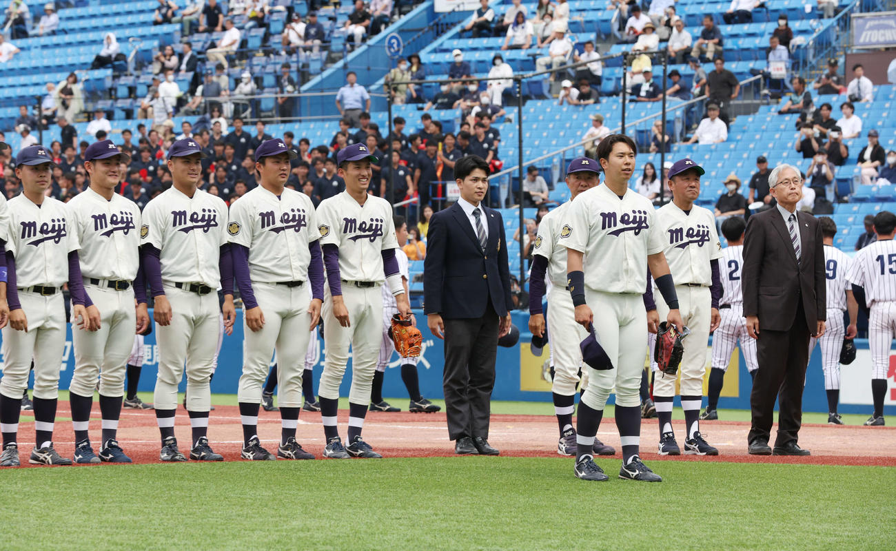仙台大対明大　勝利し、スタンドへあいさつする明大の選手たち（撮影・宮地輝）