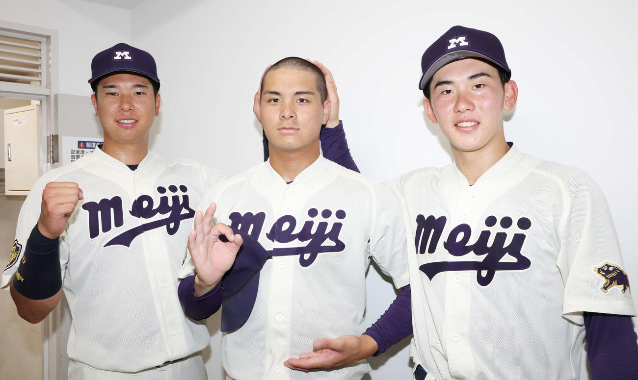 仙台大対明大　勝利し、明大・蒔田（中央）の頭をなでる上田（左）と小島（撮影・宮地輝）