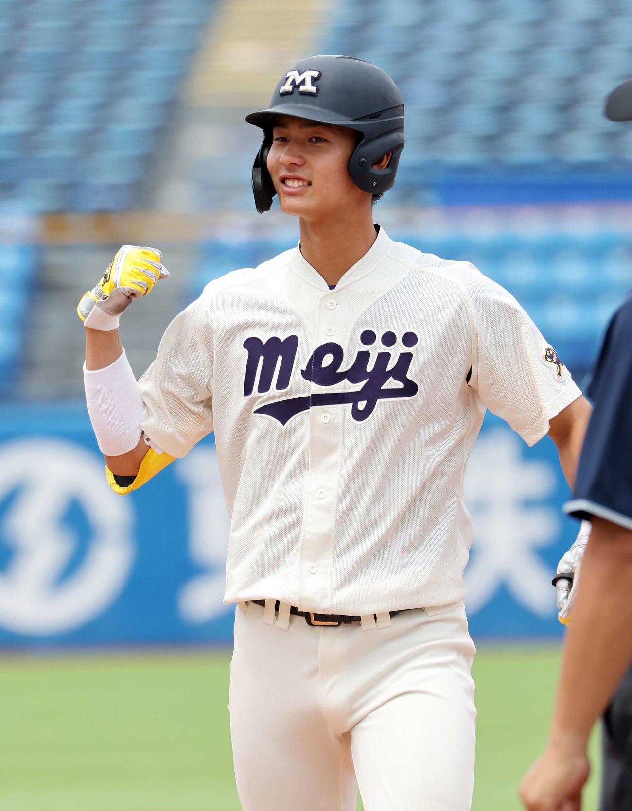 仙台大対明大　5回裏明大1死三塁、内海は中前適時打を放ちガッツポーズ（撮影・鈴木正人）