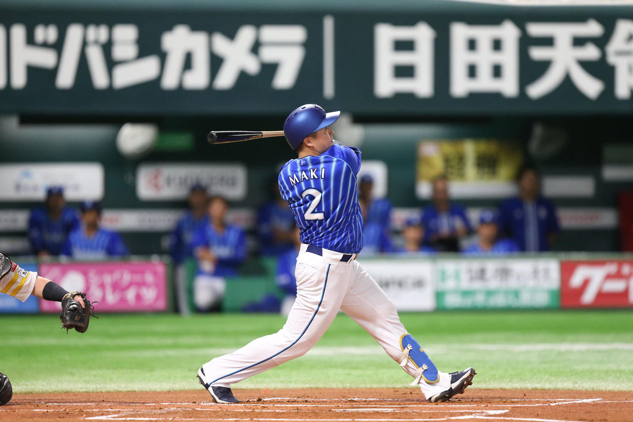 ソフトバンク対DeNA　1回表DeNA1死一、三塁、牧は右前適時打を放つ（撮影・冨田成美）