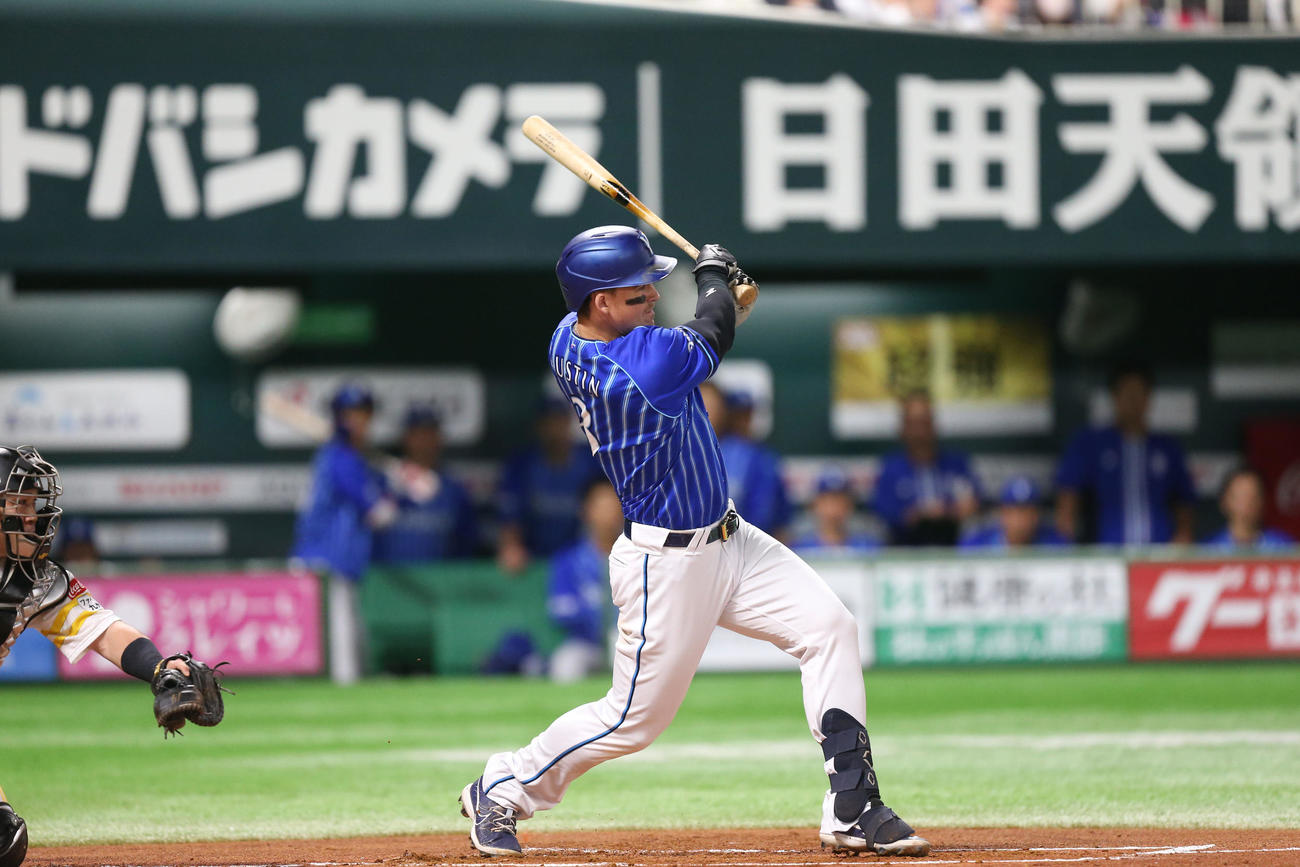 ソフトバンク対DeNA　1回表DeNA1死一、三塁、オースティンは左前適時打を放つ（撮影・冨田成美）