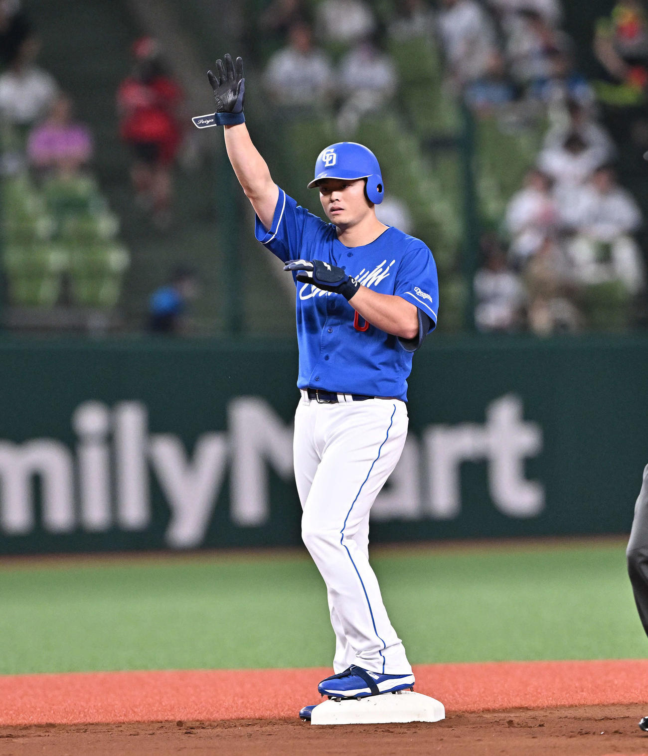 西武対中日　1回表中日1死二、三塁、細川は先制左2点適時二塁打を放ちポーズを決める（撮影・滝沢徹郎）