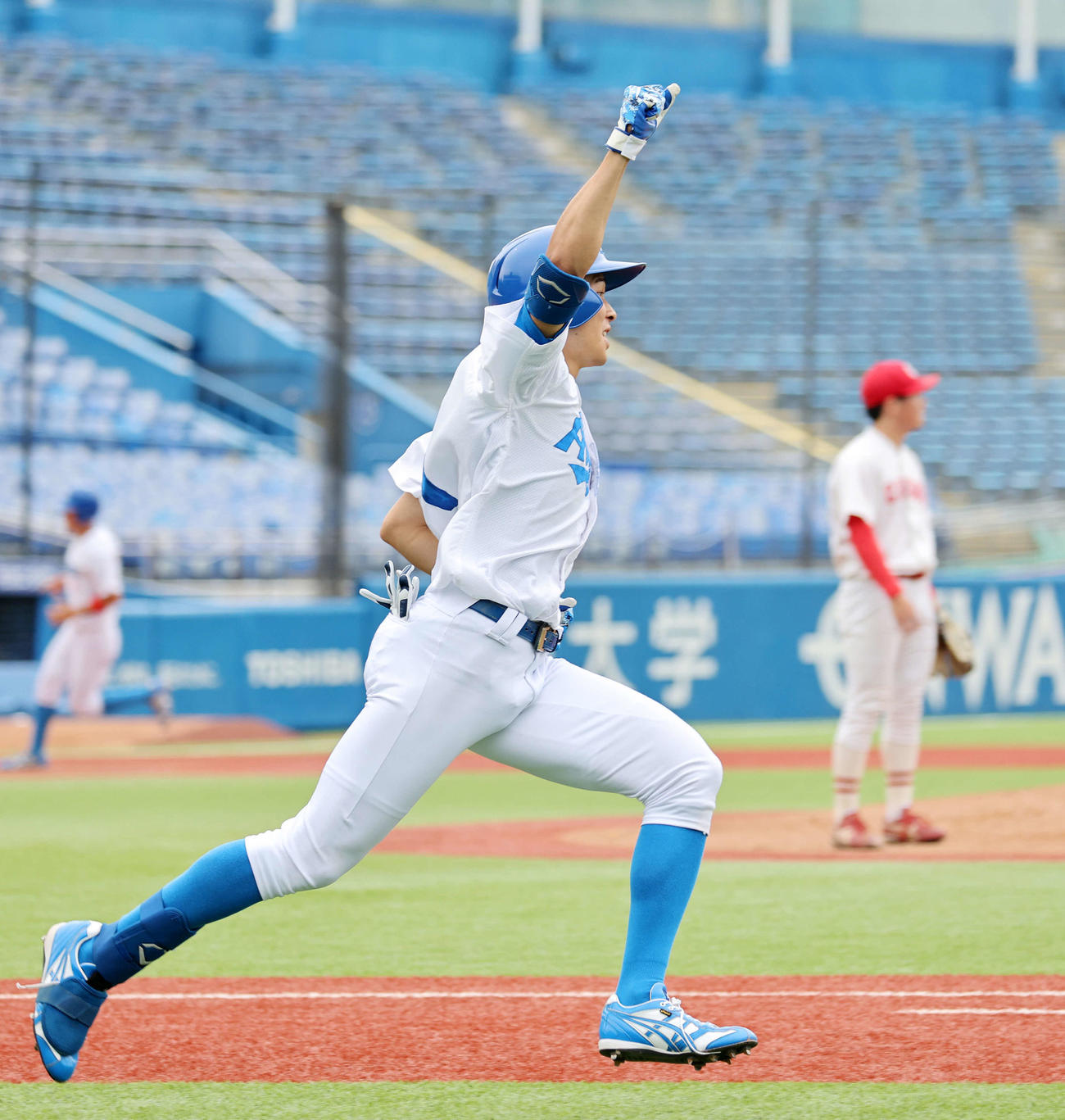 青学大対中部学院大　2回表青学大2死満塁、中島は右越え満塁本塁打を放ちガッツポーズ、投手は小川（撮影・鈴木正人）