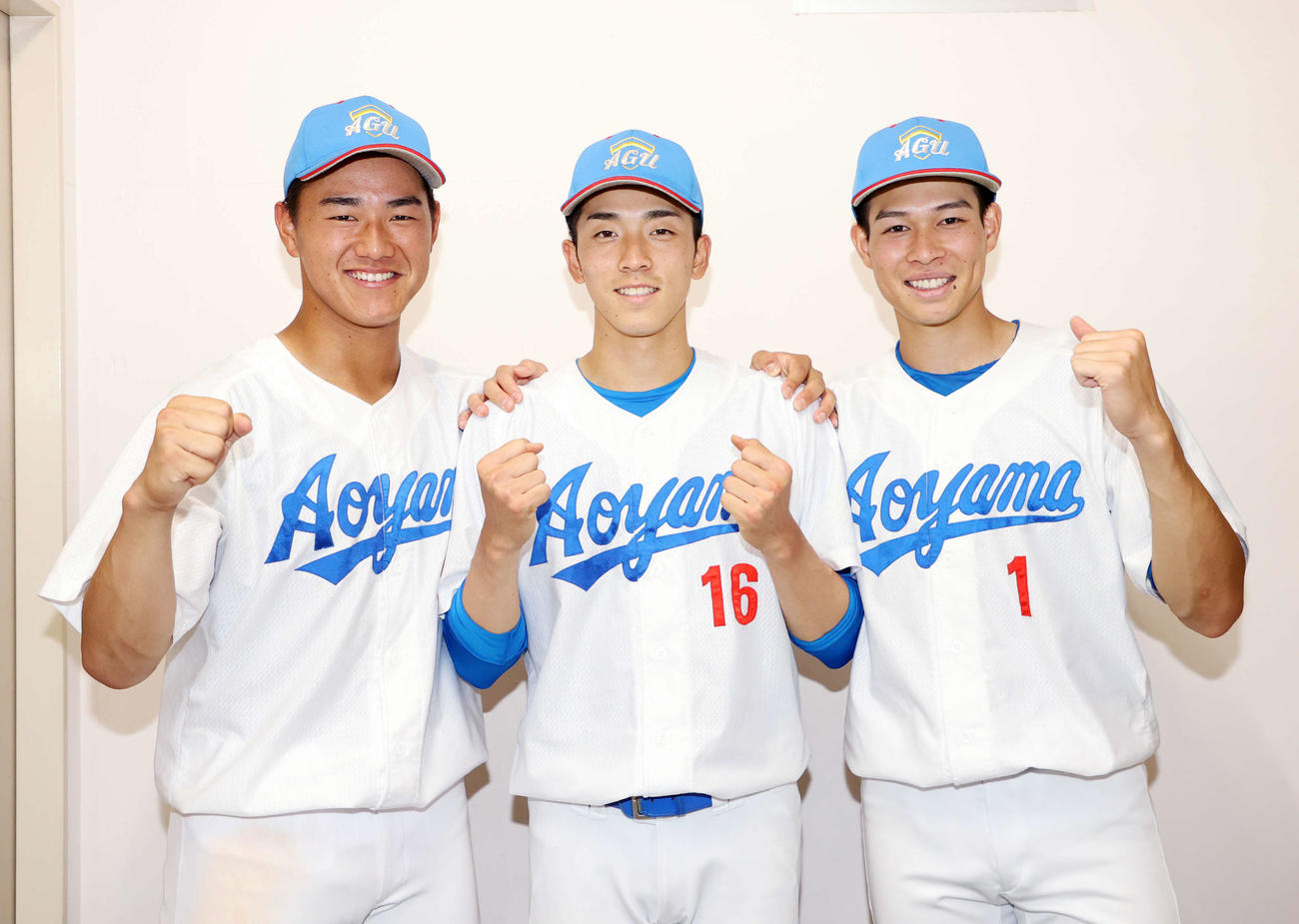 青学大対中部学院大　勝利し笑顔でガッツポーズする、左から青学大・西川、常広、中島（撮影・鈴木正人）