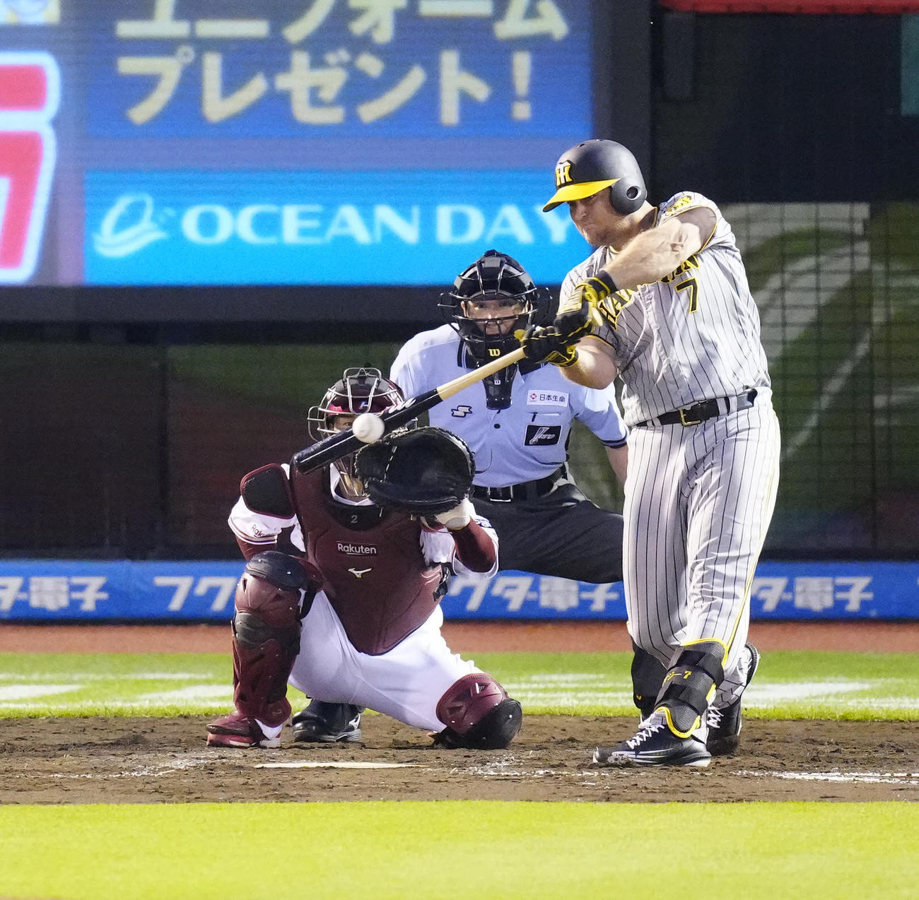 楽天対阪神　4回表阪神無死、中前打を放つノイジー（撮影・江口和貴）