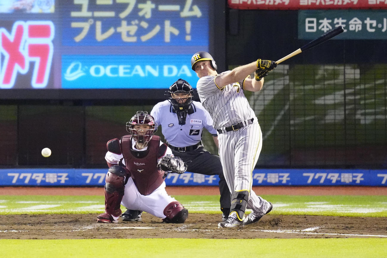 楽天対阪神　4回表阪神無死、中前打を放つノイジー（撮影・江口和貴）